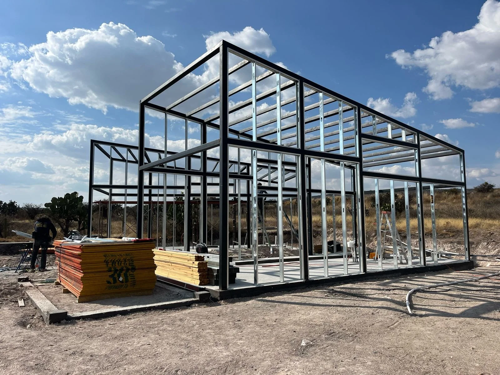 Construcción de casas compactas con estructura metálica ligera y fachada ventilada, un porche con una terraza superior. Ubicadas en San Miguel de Allende, México. Diseñadas por MOR Studio