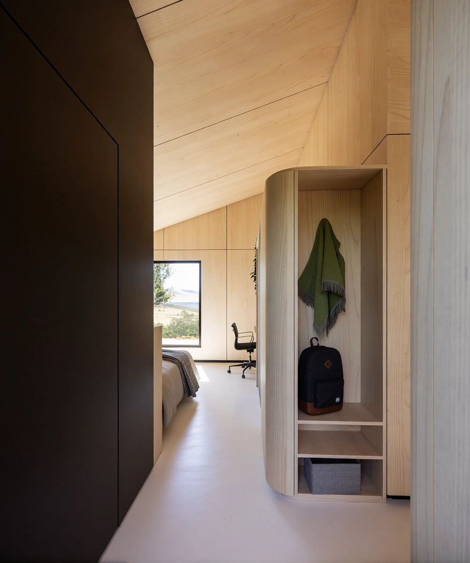 Interior de una cabaña moderna de madera en un entorno natural, habitación cálida y minimal. Ubicada en León, España. Diseñada por MOR Studio