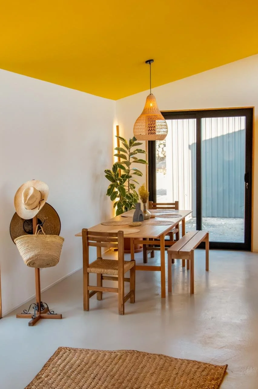 Interior de vivienda compacta en la naturaleza con interiores inspirados en México