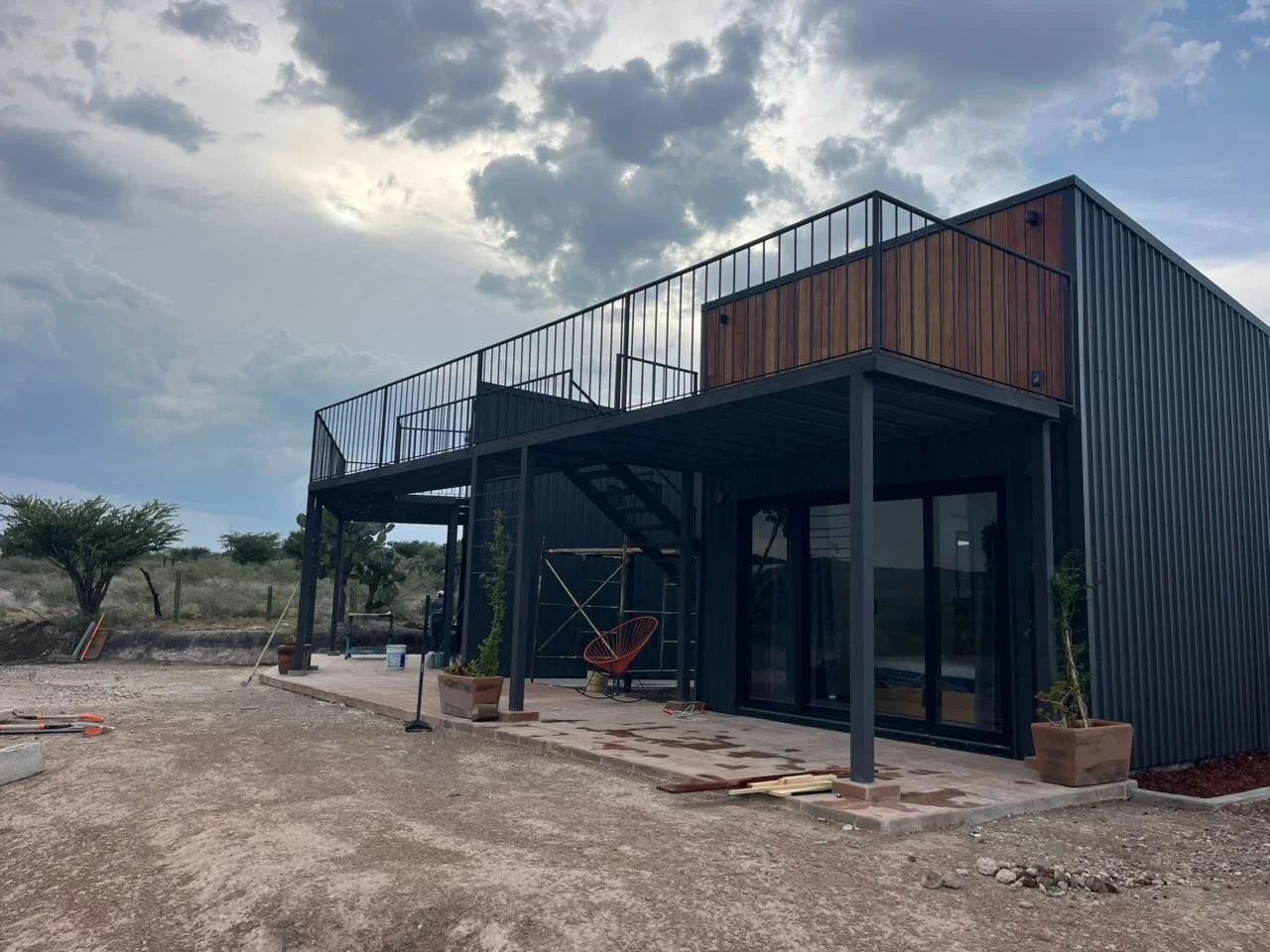 Casas gemelas que forman parte de un complejo de pilates y yoga para que se alojen los alumnos. Se ubica en un entorno natural de San Miguel de Allende en México. Diseñado por MOR Studio