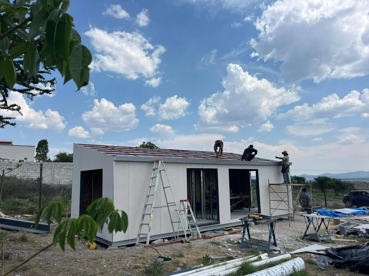 Construcción de una cabaña de estructura ligera metálica, fachada ventilada con paneles prefabricados de concreto, en San Miguel de Allende, México. Diseño por MOR Studio