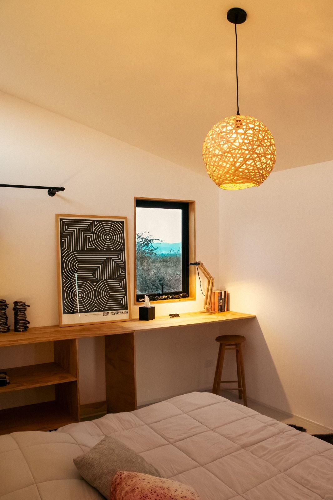 Interior de vivienda compacta en la naturaleza con interiores inspirados en México