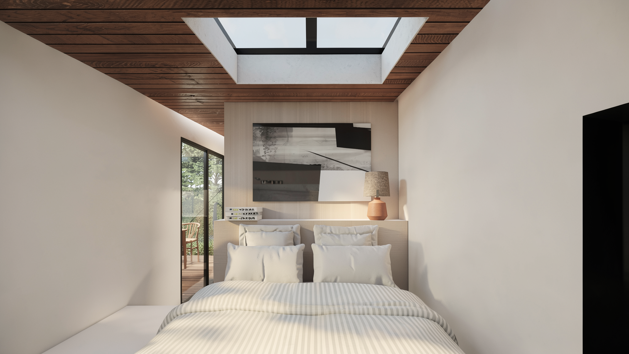 Habitación moderna con cama con sábanas blancas y cojines, vitrina con libros, lámpara de mesa, cuadros en la pared y ventana con vista a árboles y patio exterior.