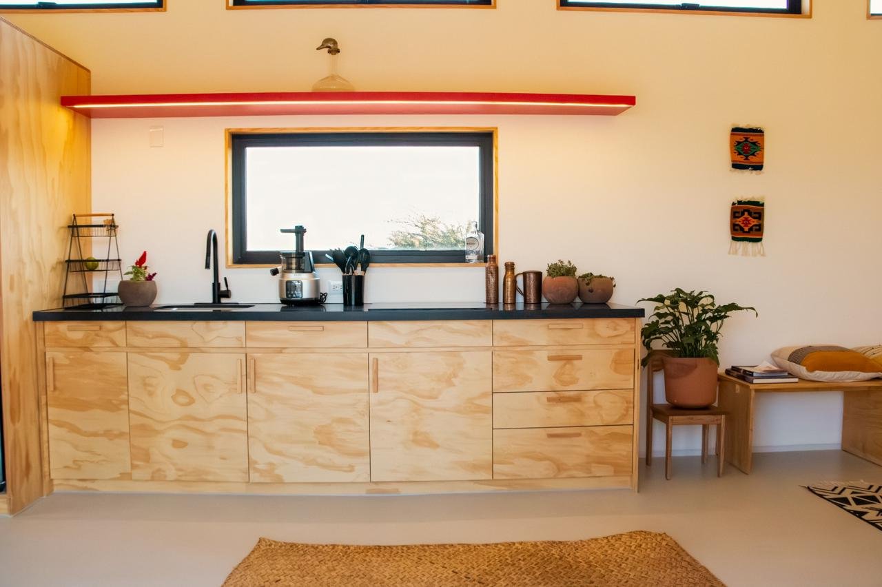 Interior de vivienda compacta en la naturaleza con interiores inspirados en México