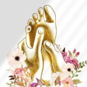 Main dans la main avec des fleurs autour, symbolisant l'amour et la connexion.
