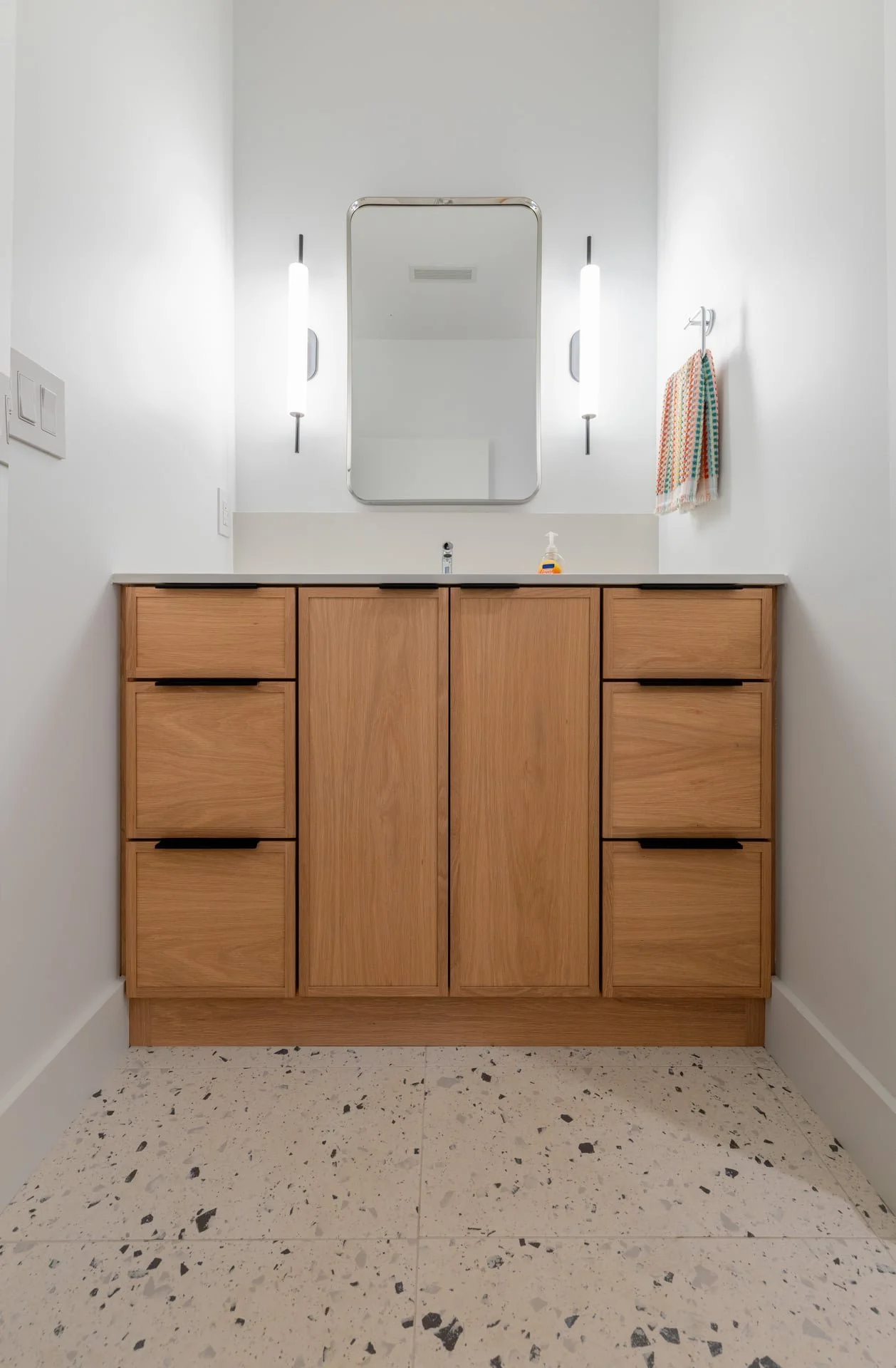 shp25032_Mellot_KidBath_12590-HDR-Edit.jpg