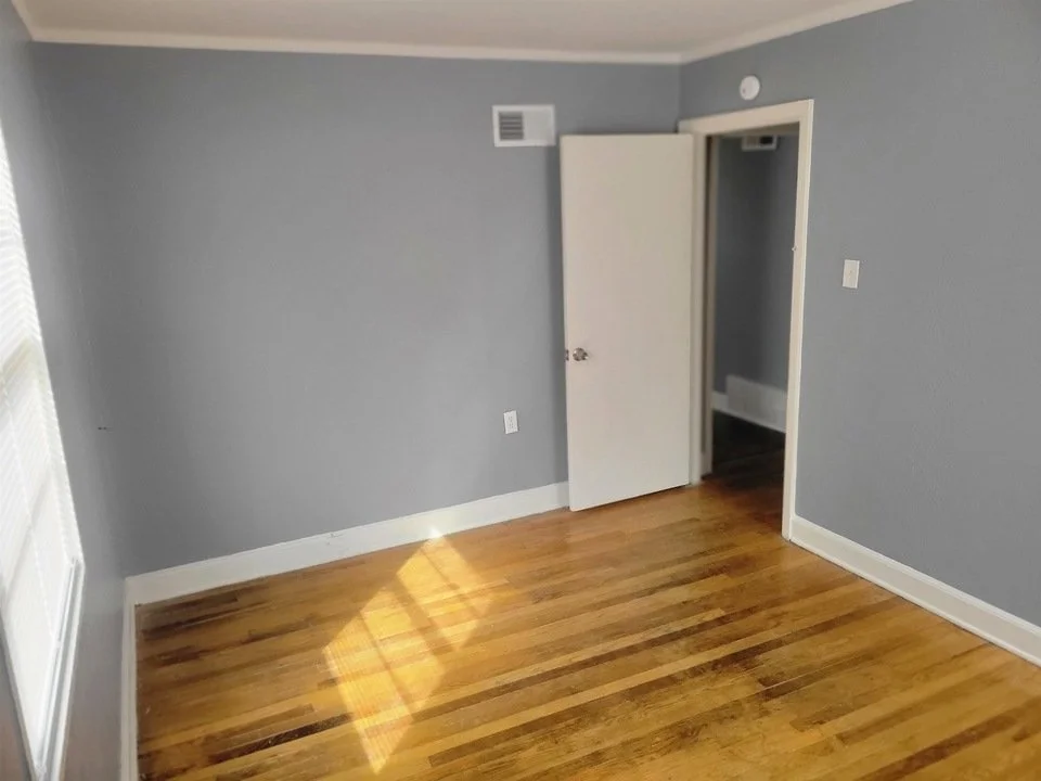 1570 Rebecca St - 2.jpg