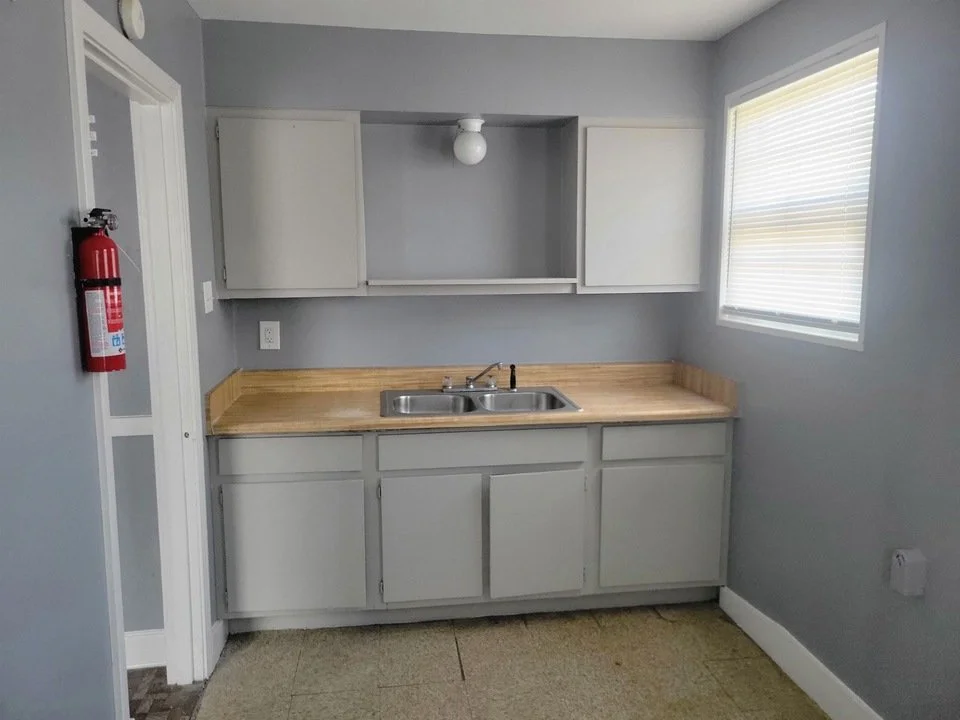 1570 Rebecca St - 4.jpg