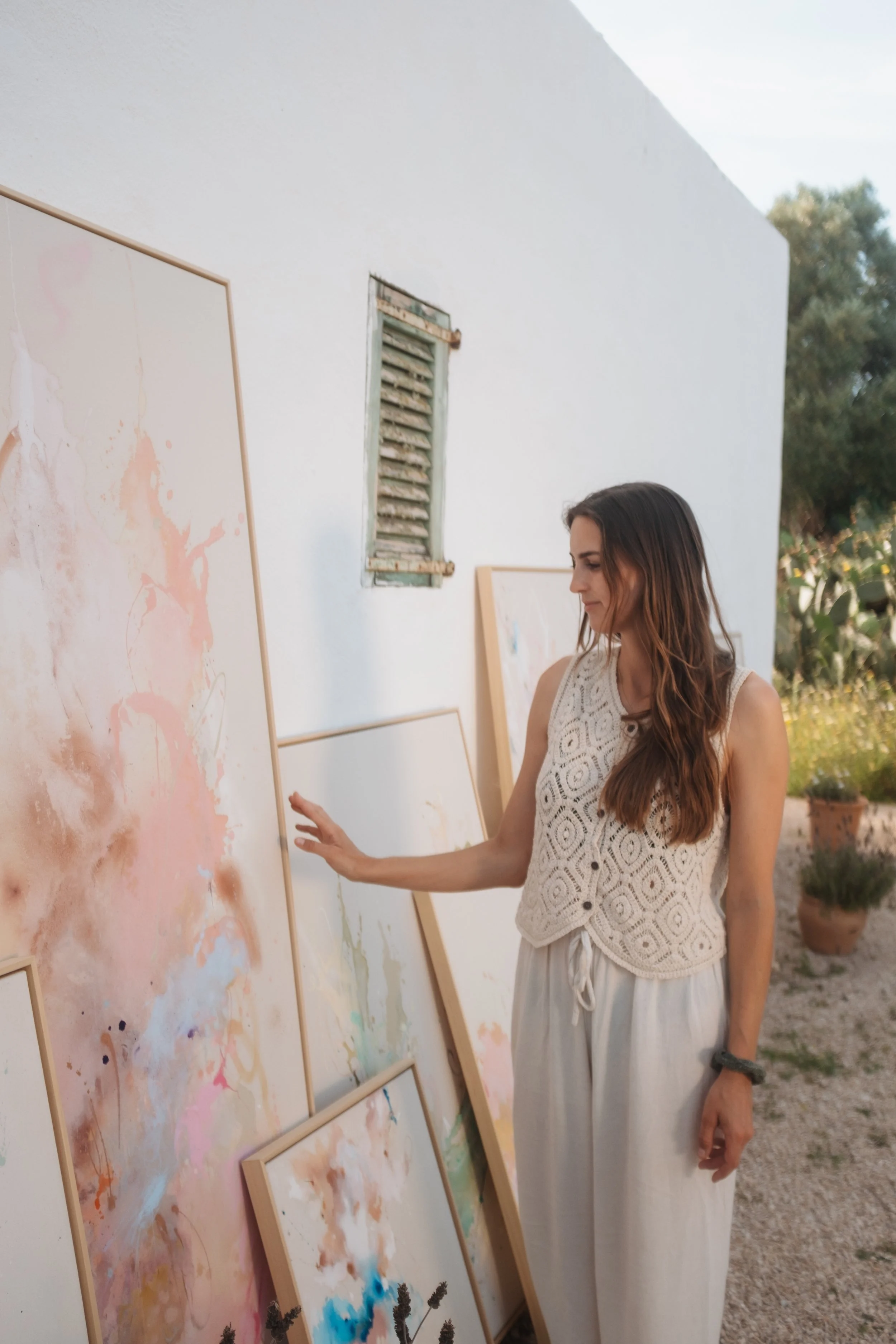 Artist Denize Jung creating contemporary abstract artwork in her Mallorca studio, inspired by slow Mediterranean living.