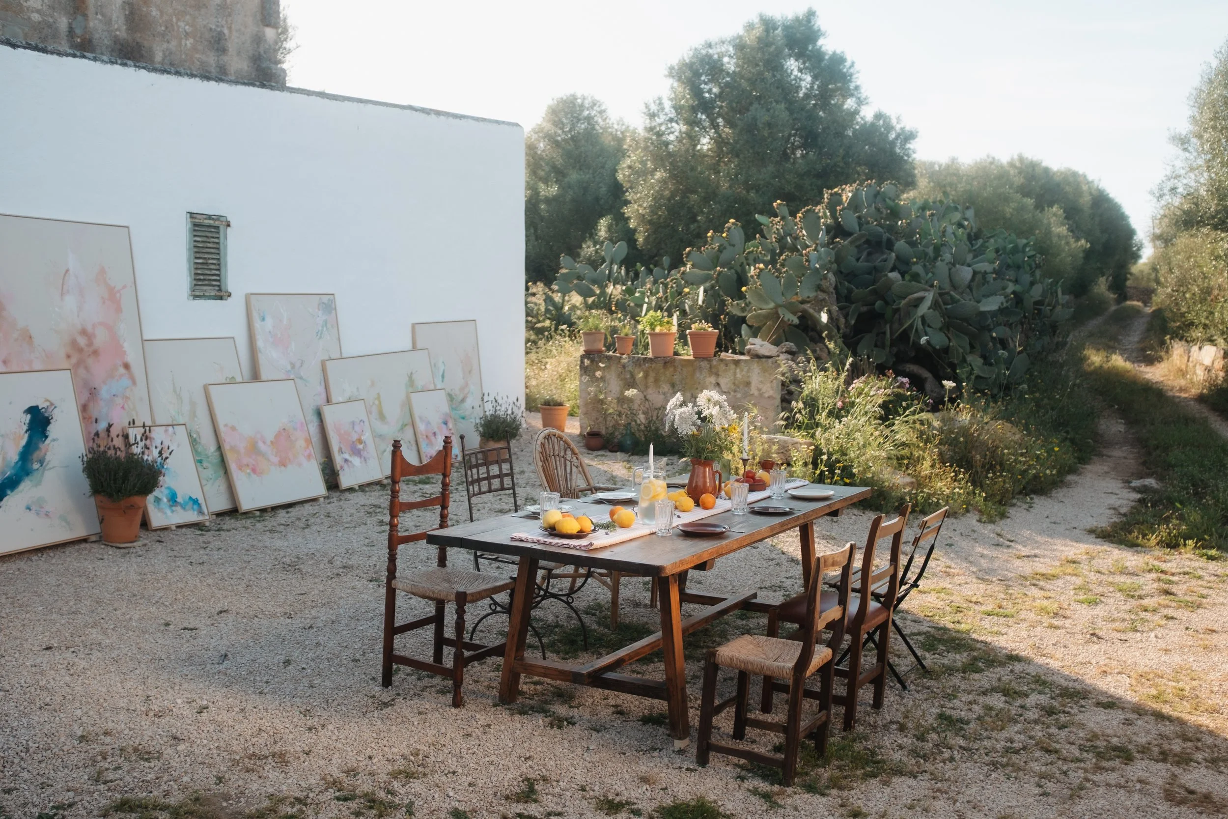 Creative experience by artist Denize Jung in Mallorca, where guests explore intuitive painting surrounded by Mediterranean nature and a slow living atmosphere.