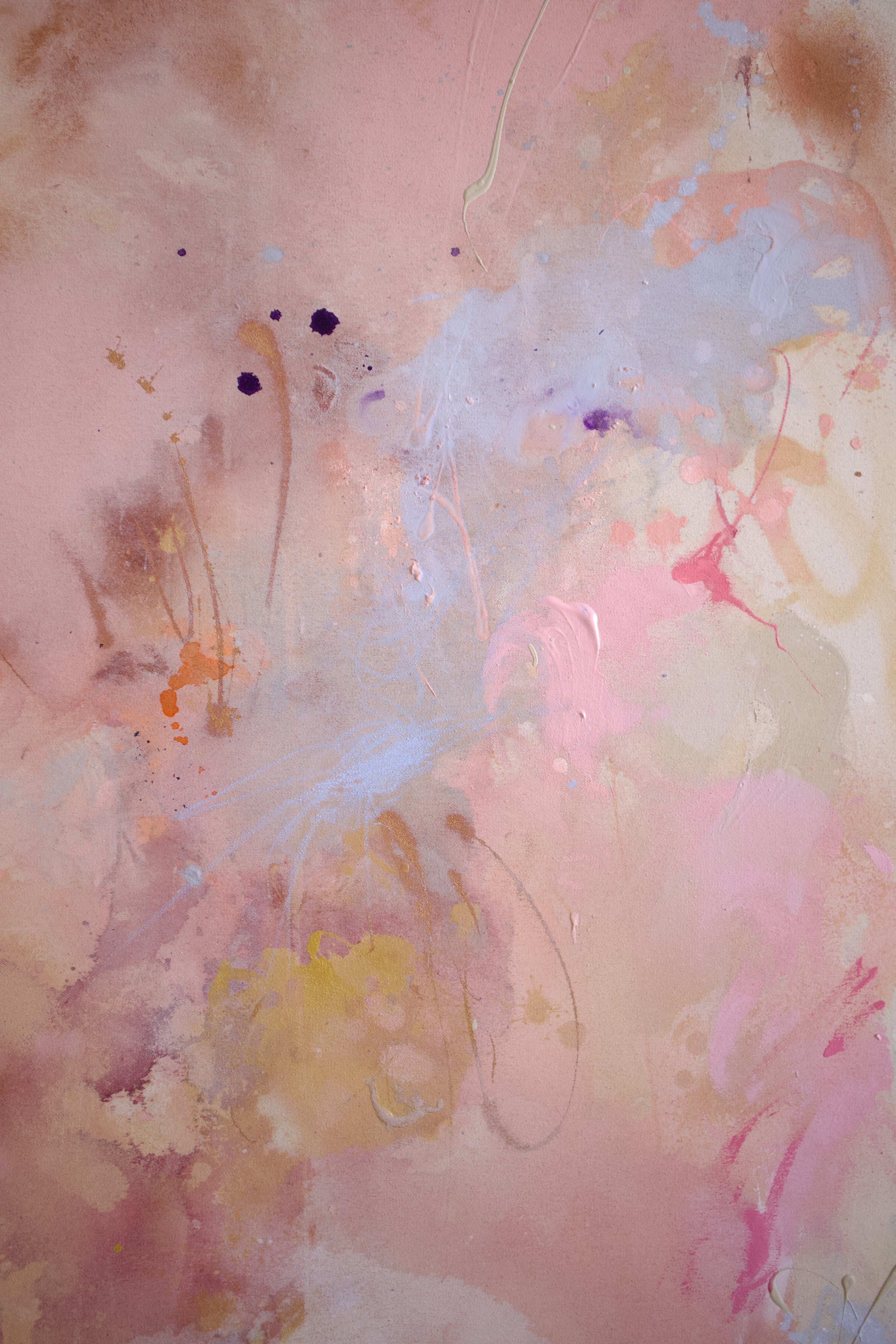 Abstraktes Aquarellbild in pastellfarbenen Tönen, hauptsächlich Rosa, Gelb, Lila und Beige, mit Wasserflecken, Spritzern und feinen Linien.
