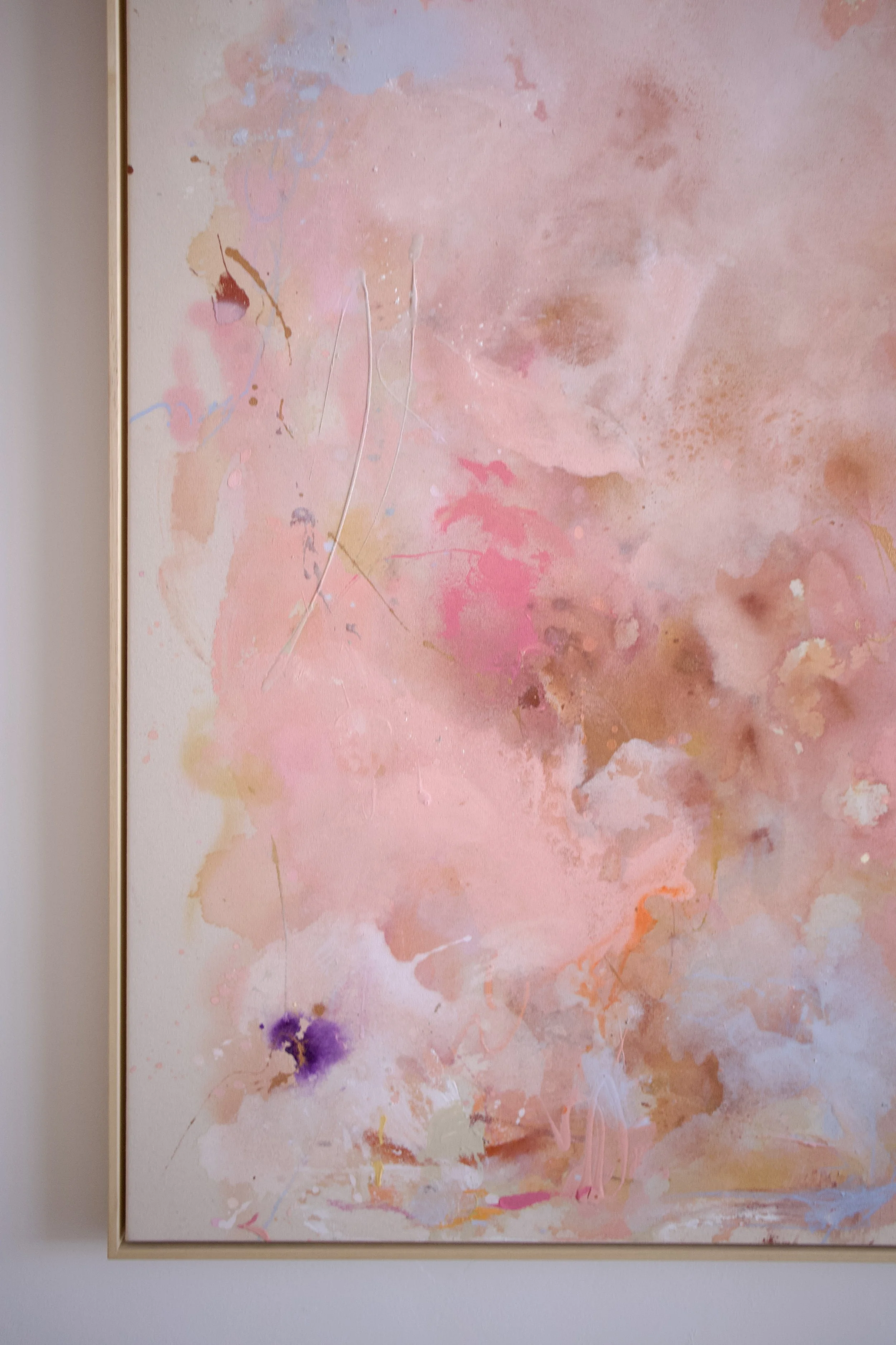 Abstraktes Aquarell-Kunstwerk in Pastellrosa, Lila und Gold auf Leinwand