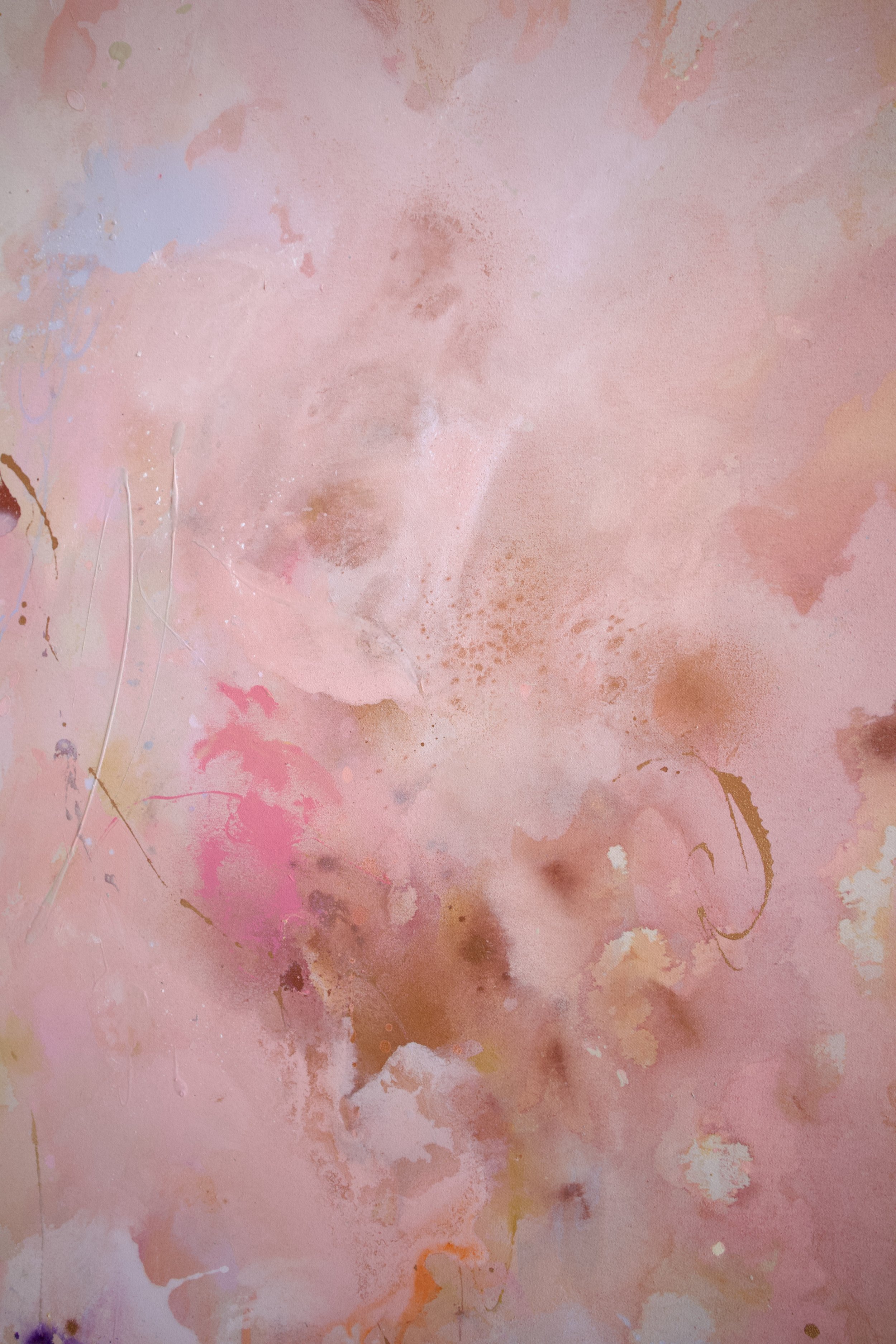 Abstrakte Aquarellmalerei mit verschiedenen rosa, orange, lila und hellbraunen Farbtönen, verteilt in unregelmäßigen Mustern und Farbverläufen.