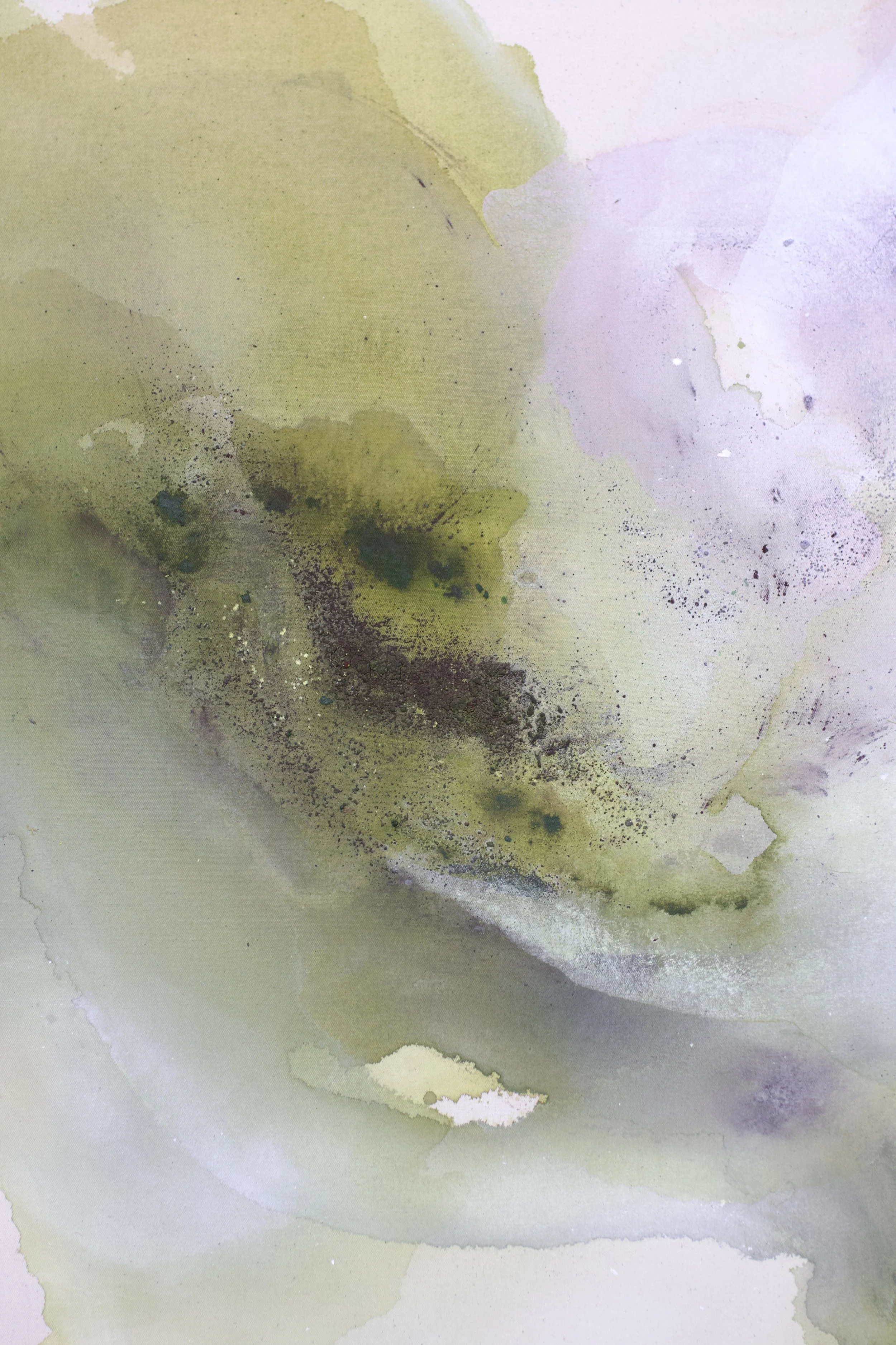 Aquarell in weichen Pastelltönen, hauptsächlich Gelb, Grün und Rosa, mit abstrakten, fließenden Formen.