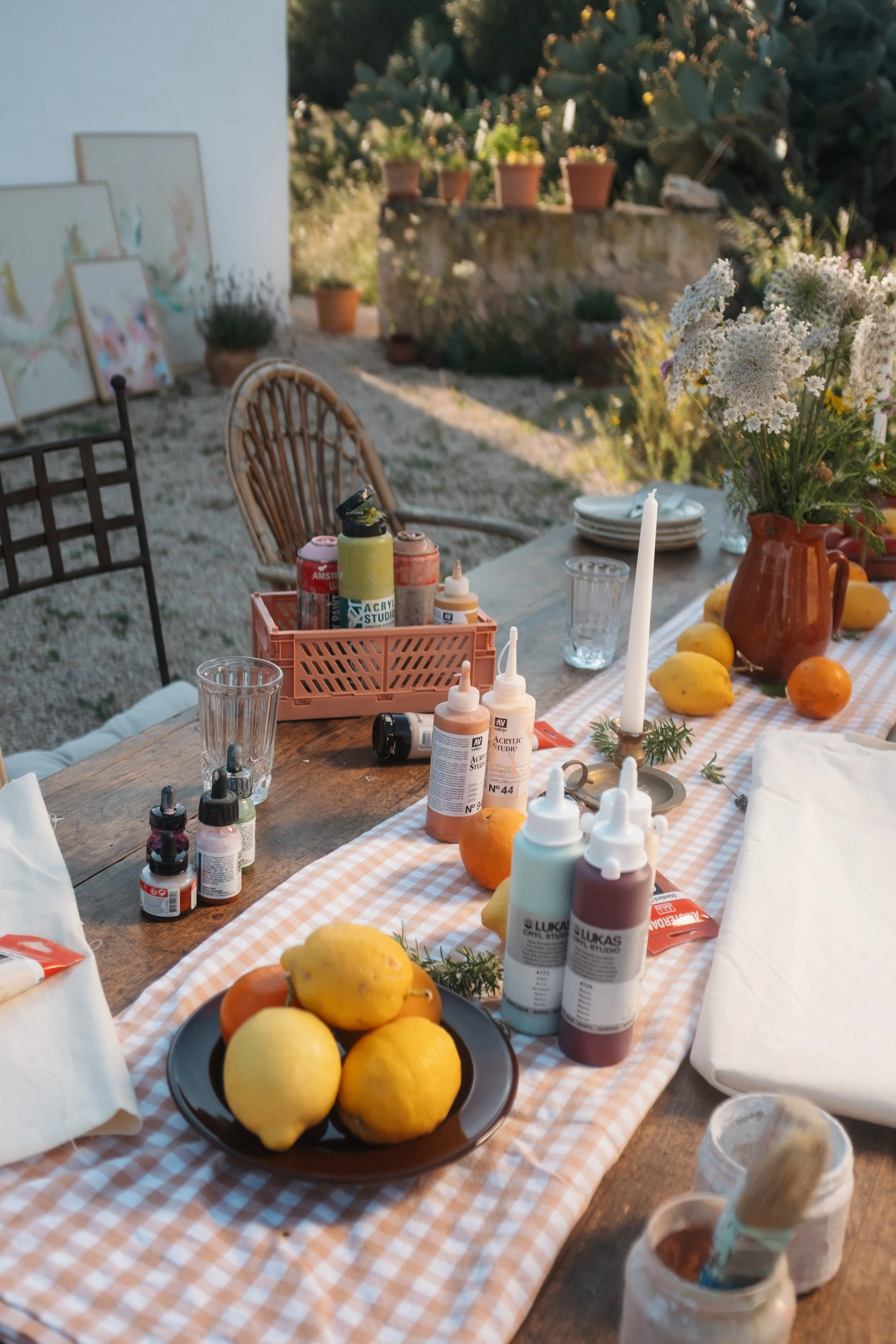 Creative experience by artist Denize Jung in Mallorca, where guests explore intuitive painting surrounded by Mediterranean nature and a slow living atmosphere.