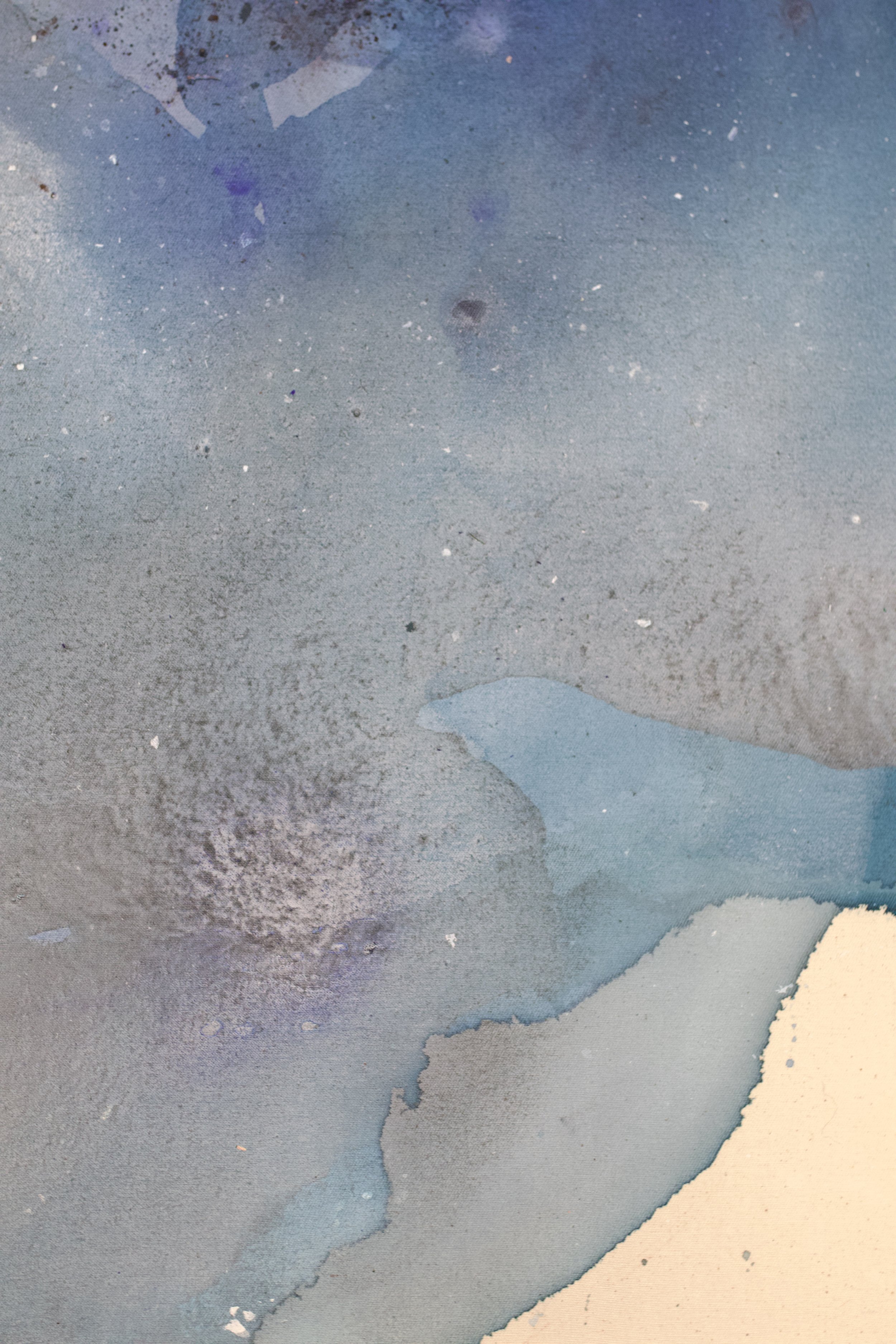 Abstrakte Aquarellmalerei in Blautönen mit fließenden, unregelmäßigen Farbverläufen und Texturen.