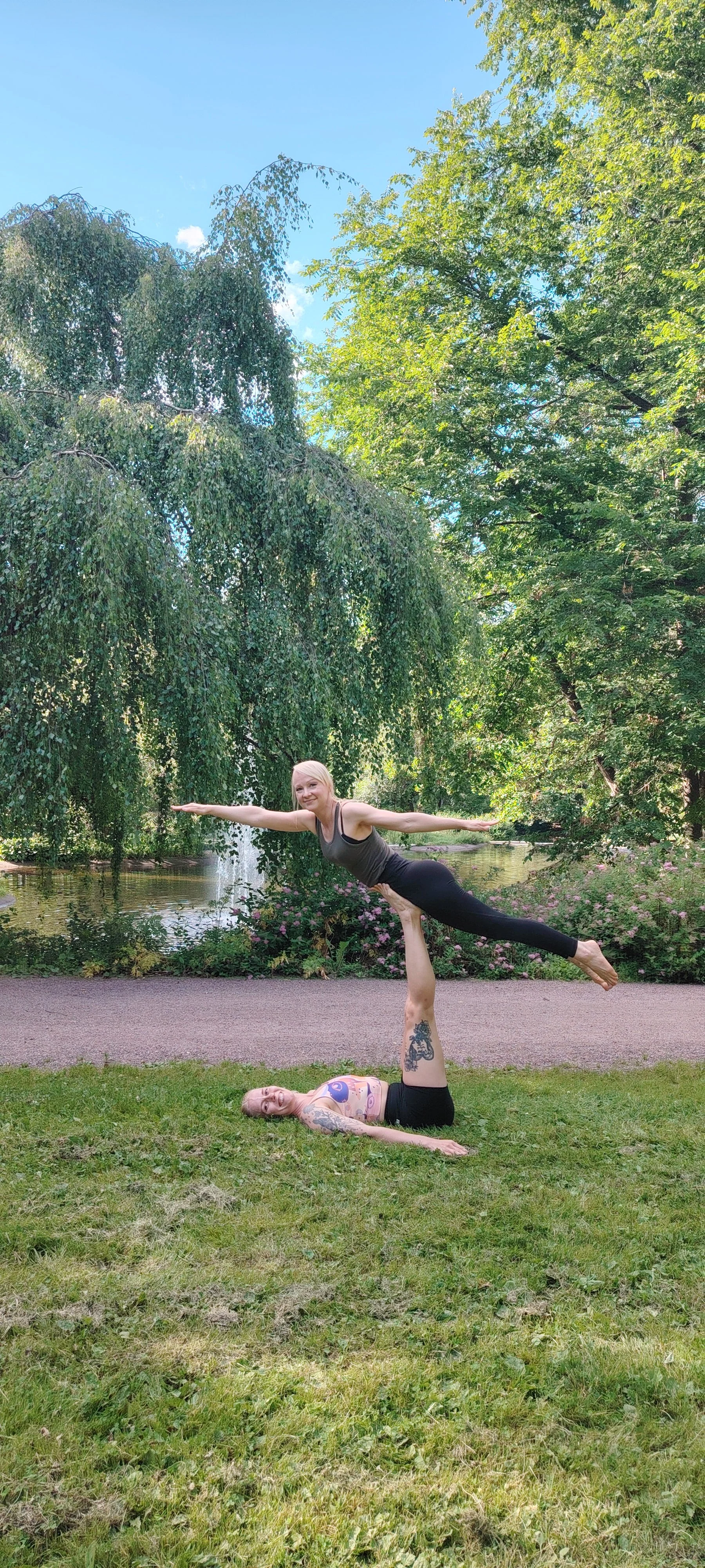 Acroyoga in Helsinki in the park. Akrojoogaa puistossa Helsingissä