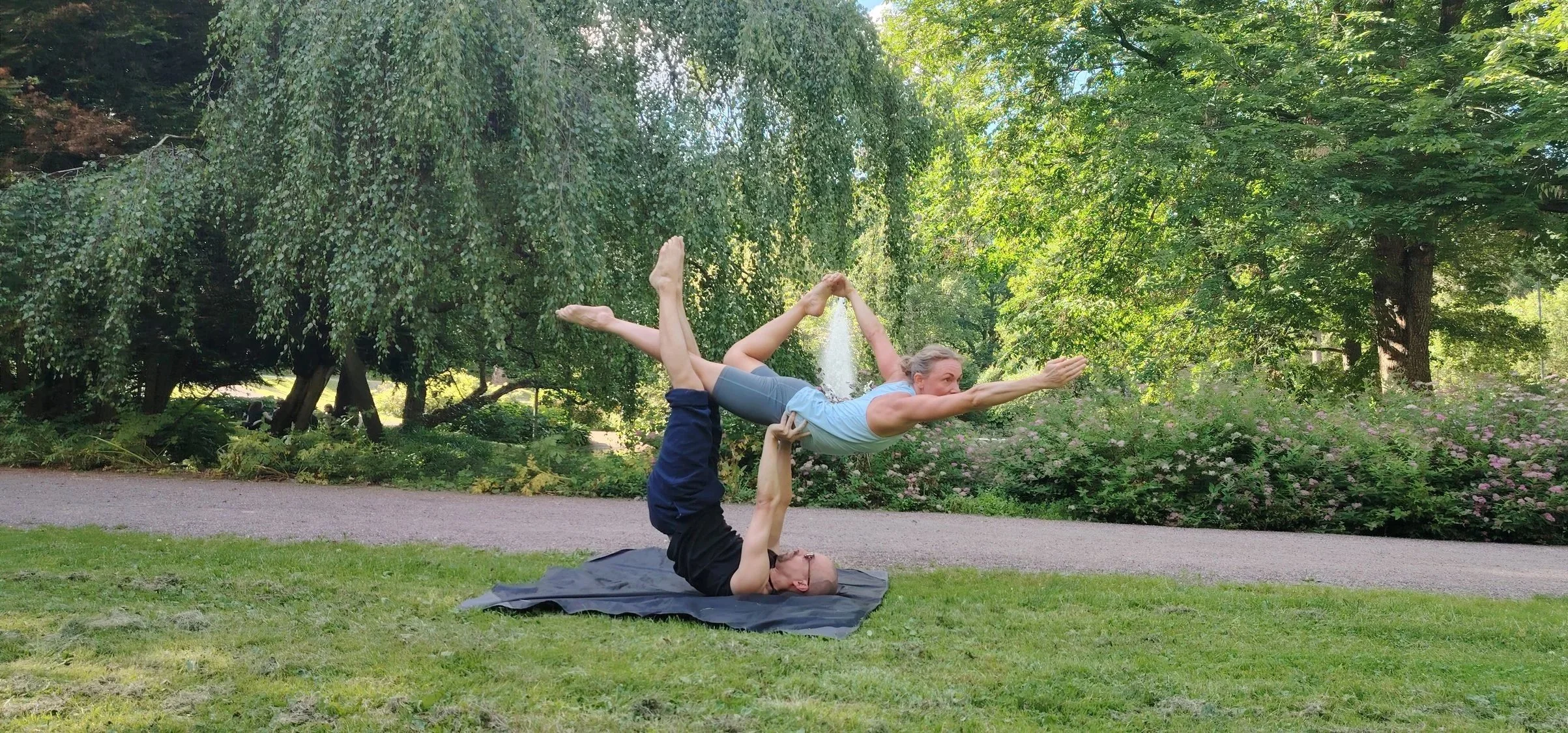 Acroyoga in Helsinki in the park. Akrojooga Helsingissä, Suomessa