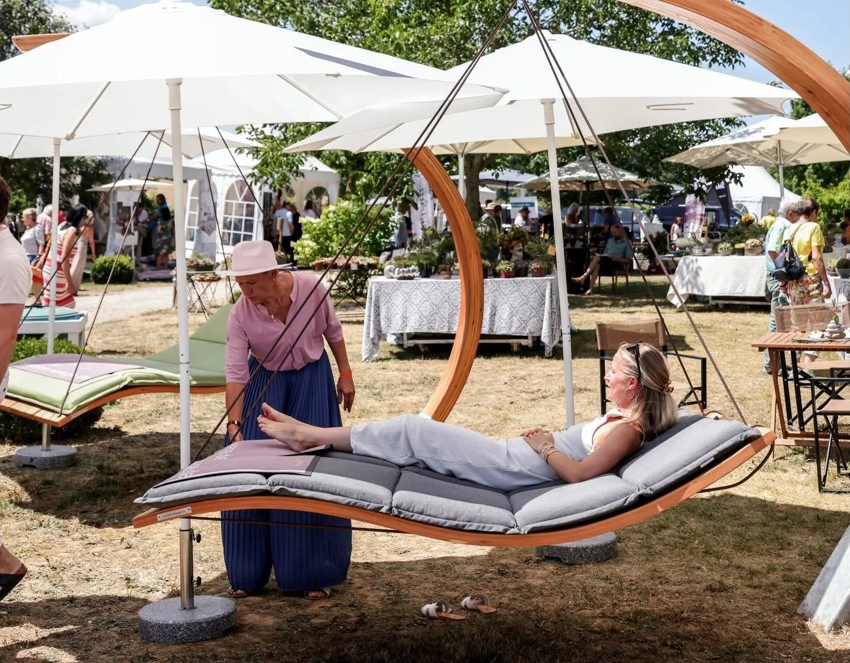 Nur noch 24 Tage bis zur diesj&auml;hrigen Life&rsquo;s Finest!☀️🌷

Vom 09. bis 12. Juli &ouml;ffnet Gut Schwarzerdhof zum zwanzigsten Mal seine Tore.

Mit &uuml;ber 130 Ausstellern bieten wir vielseitige Angebote aus den Bereichen Kulinarik, Kunst,