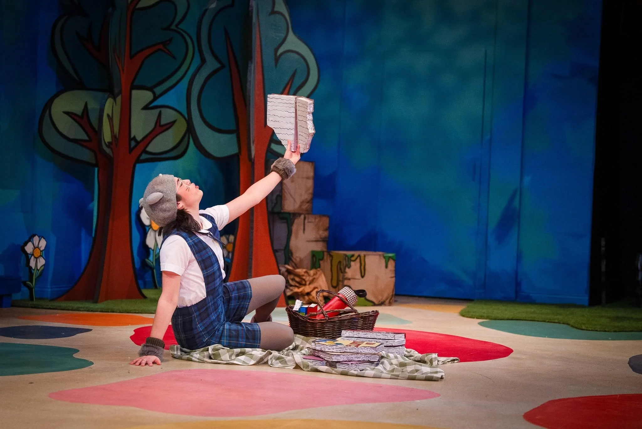 Séneca, the library mouse, having a picnic and reading a foam book during the theater kids’ show “Séneca, The Library Mouse” by Jorge Diaz