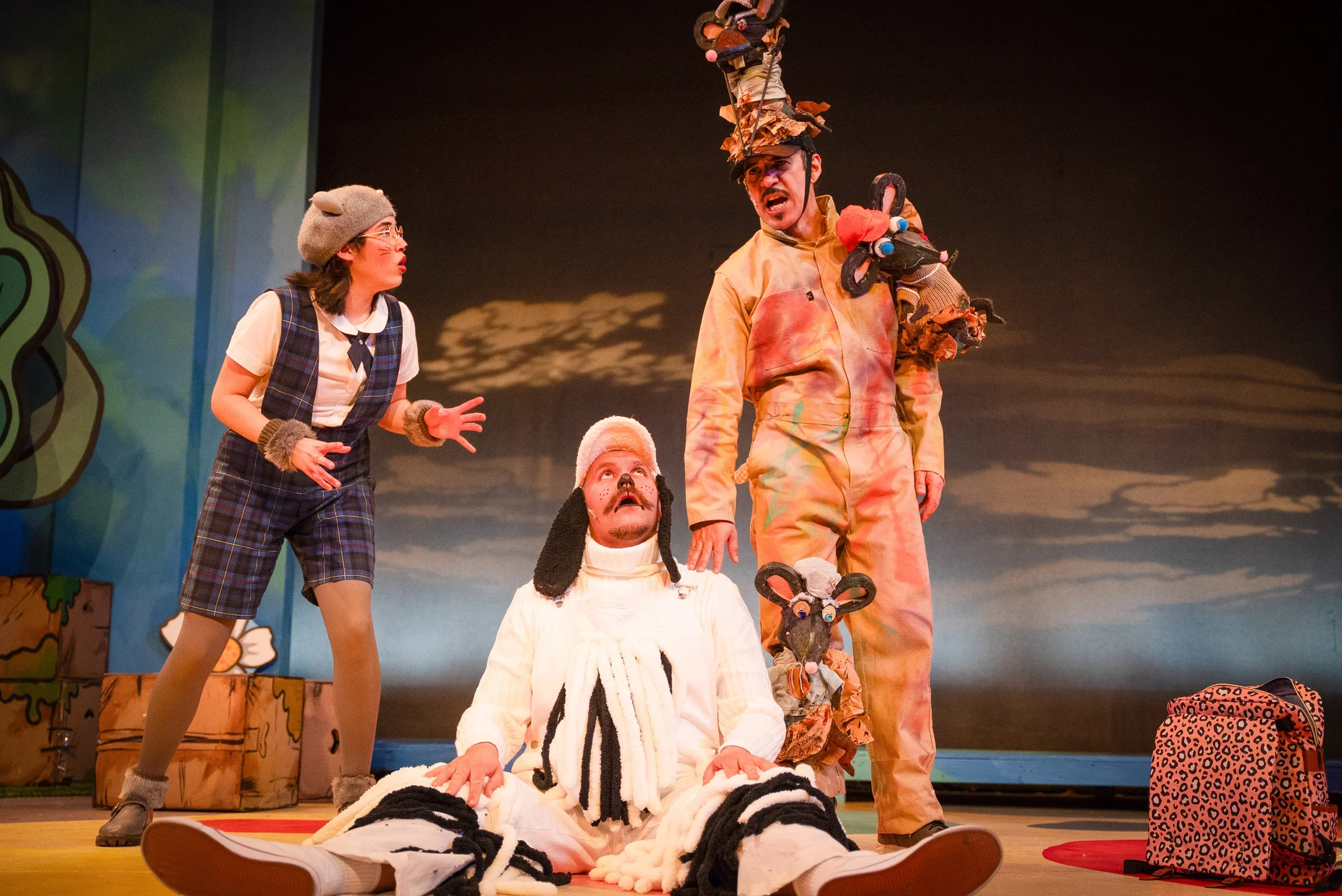Actors gathered onstage in the theater kids’ show “Séneca, The Library Mouse” by Jorge Diaz