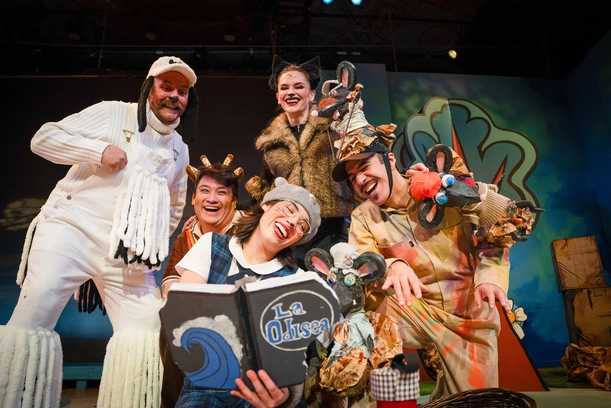 Actors reading a foam book, La Odisea, in the theater kids’ show “Séneca, The Library Mouse” by Jorge Diaz