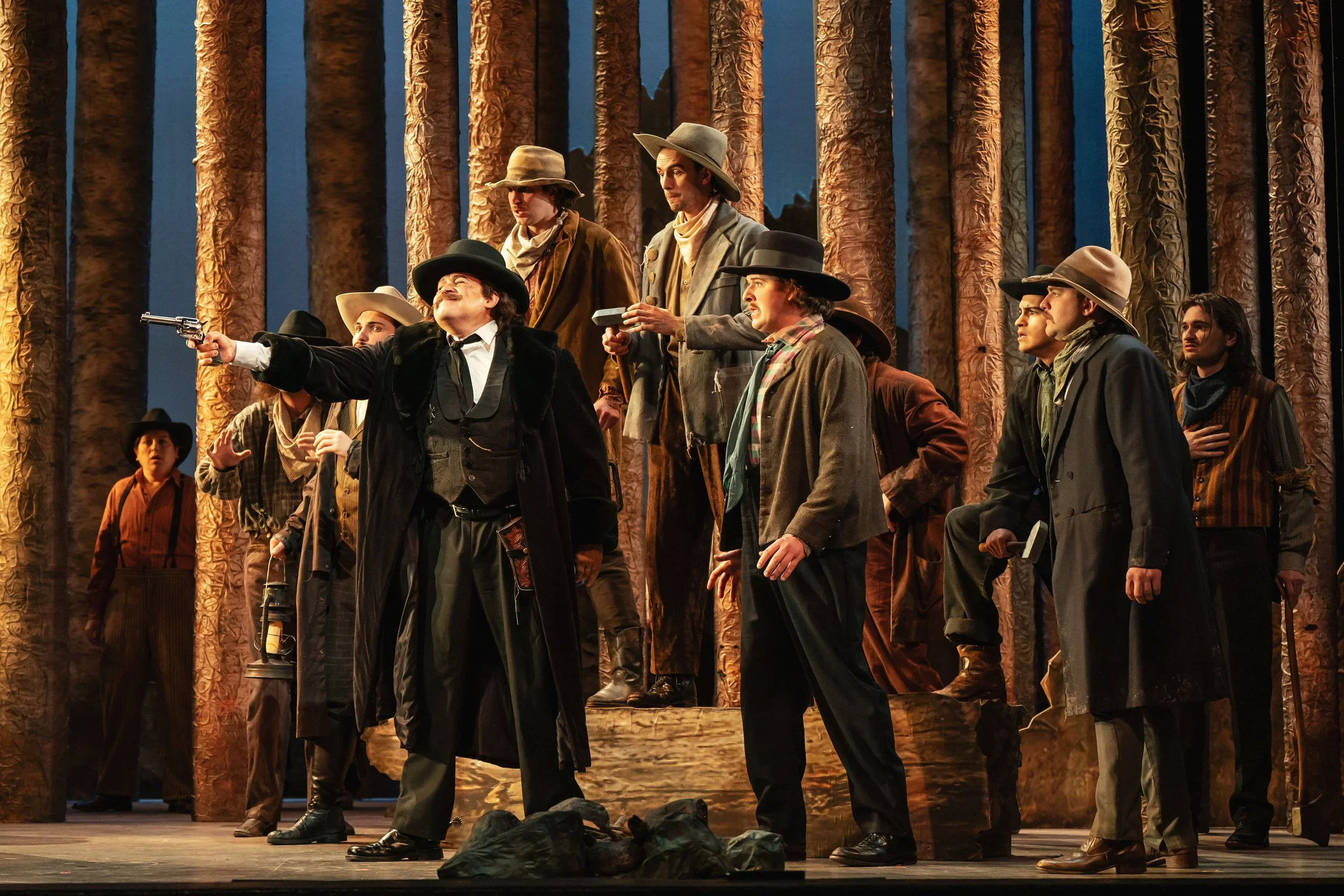 Gun threatening group shot in the opera “La Fanciulla del West”