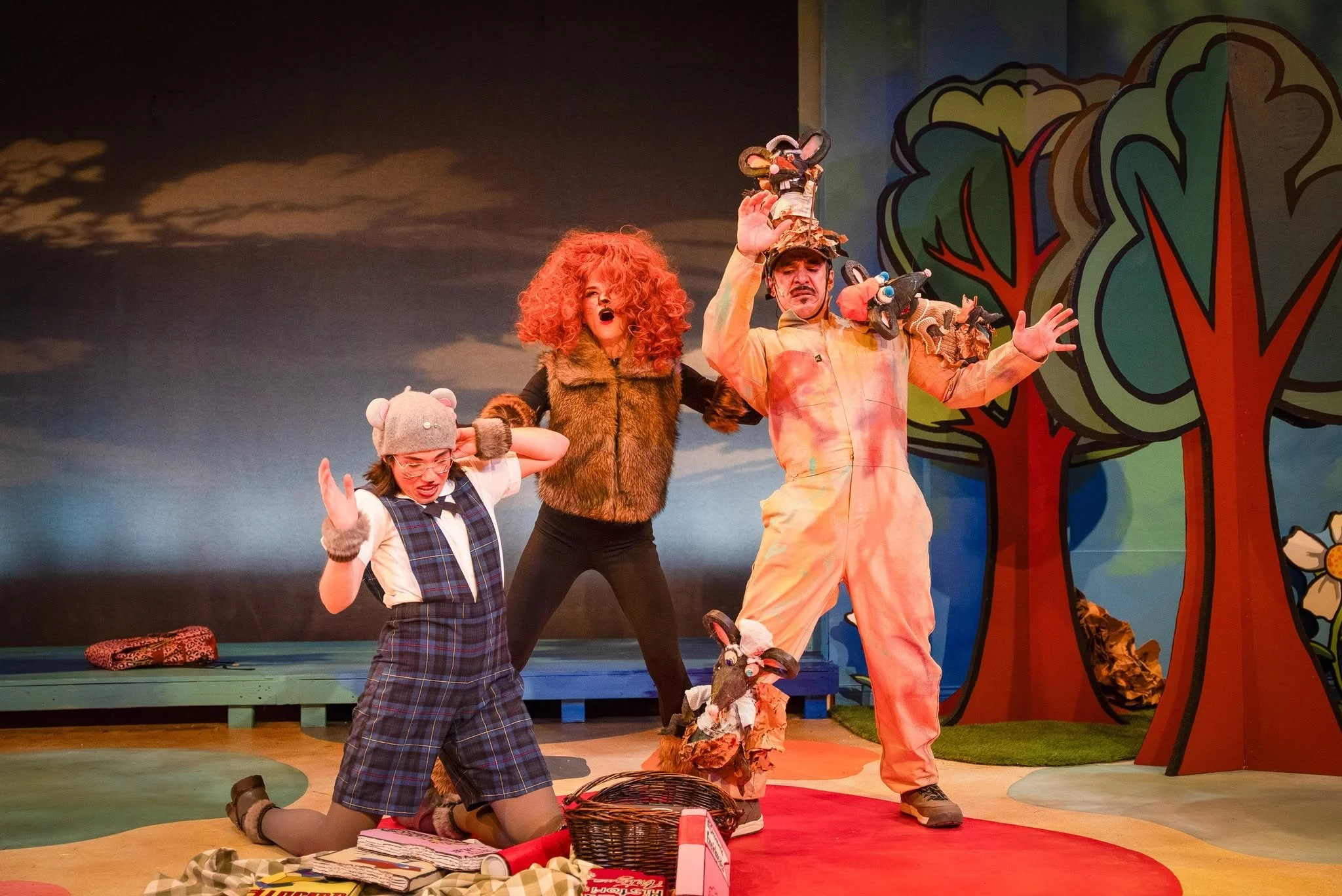 Actors dancing over the picnic in the theater kids’ show “Séneca, The Library Mouse” by Jorge Diaz