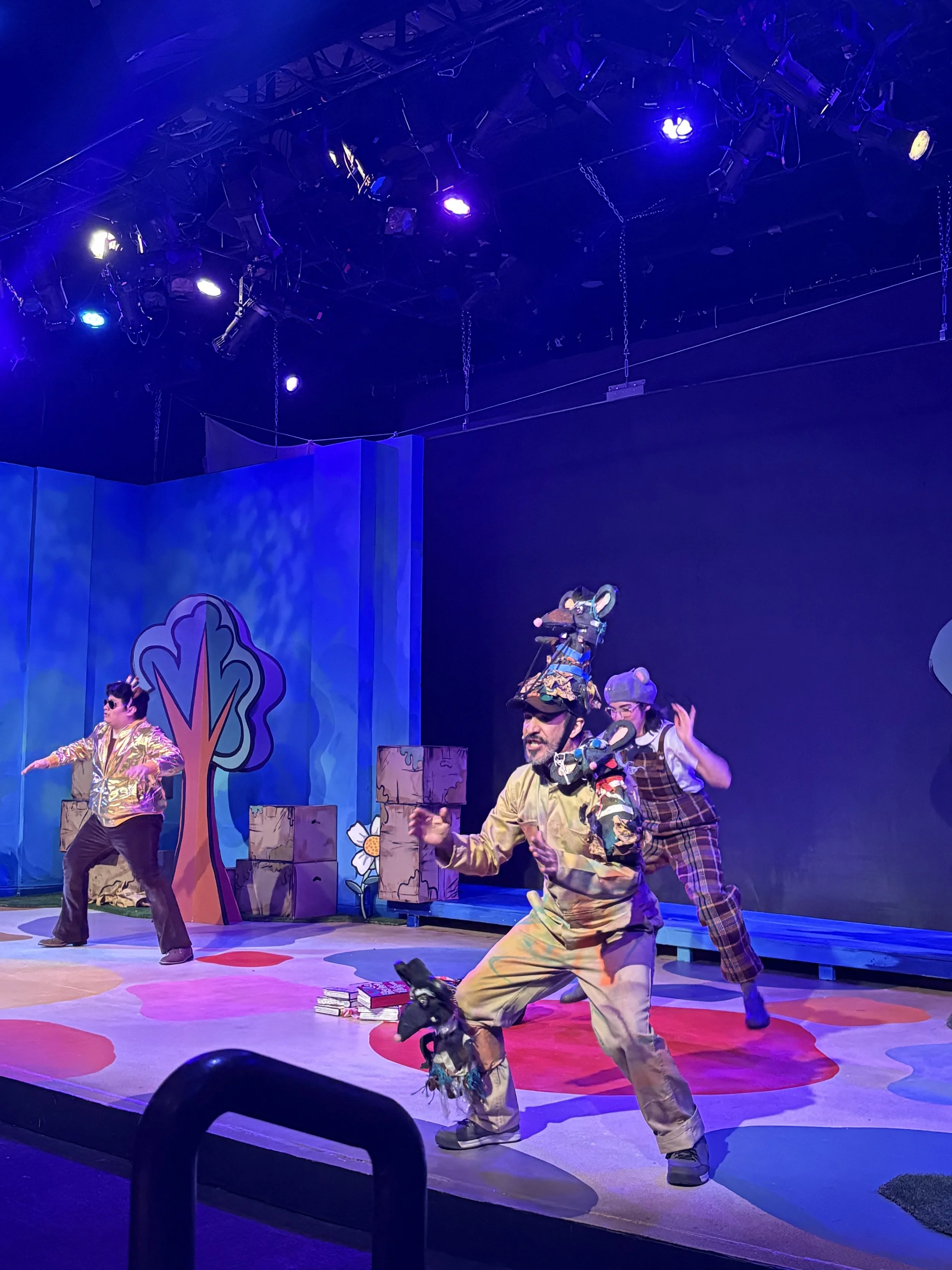 Action shot of the rat puppets for the theater kids’ show “Séneca, The Library Mouse” by Jorge Diaz