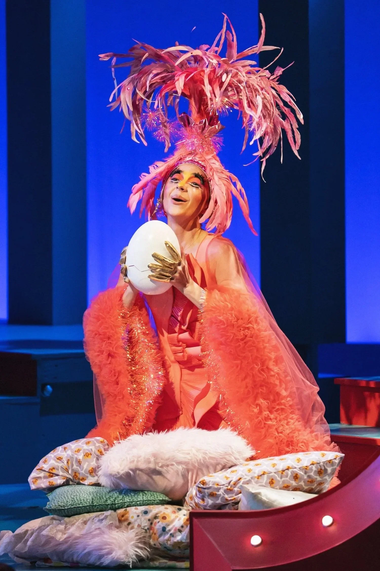 The bird on her nest, presenting her egg, in the opera “Once Upon a Mattress”