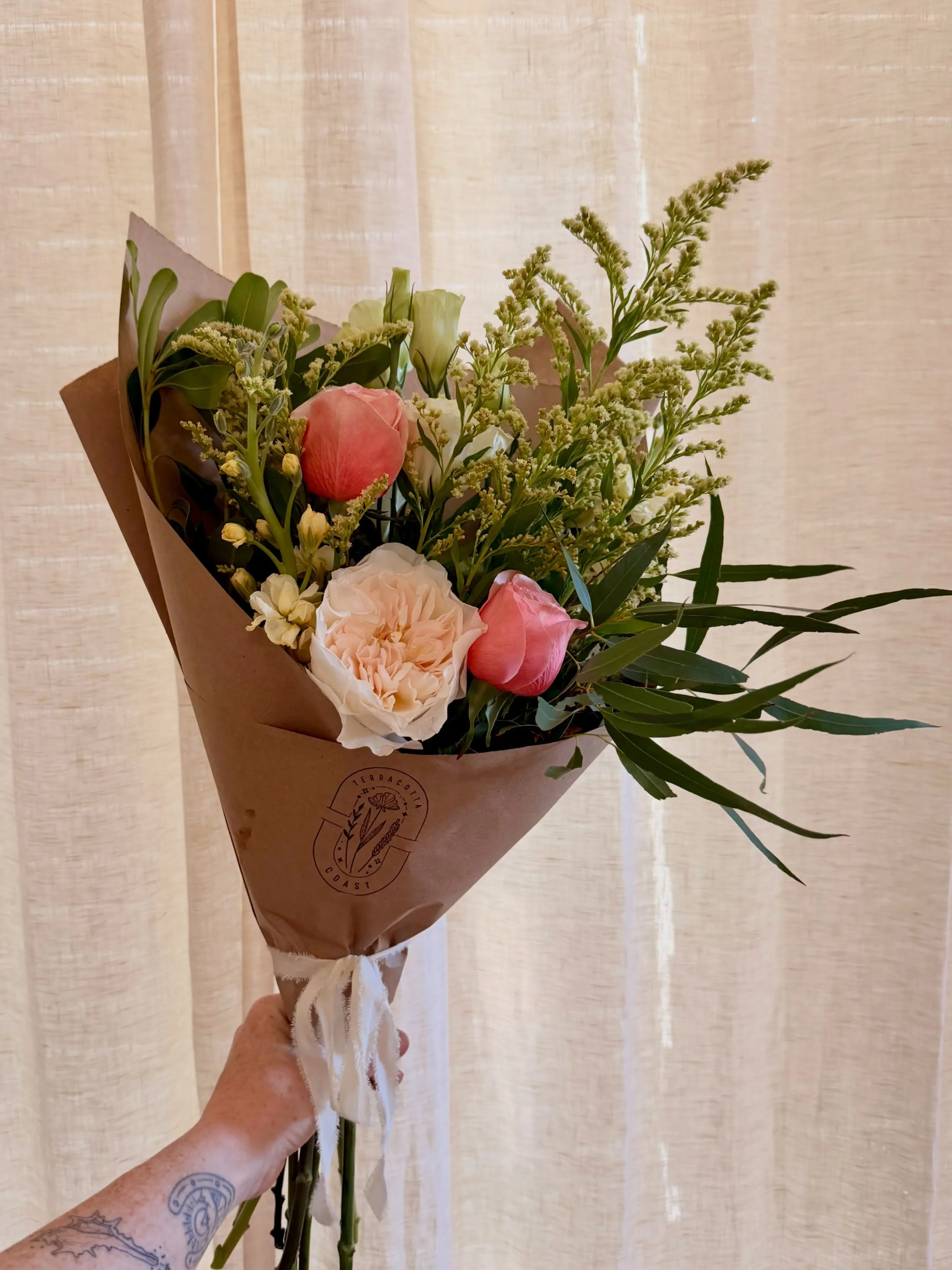 A few bouquets made it home with me after yesterday&rsquo;s pop-up, which means they&rsquo;re available for porch pickup today.

If your Fourth of July table could use a little something beautiful or you need a last-minute hostess gift, I have a limi
