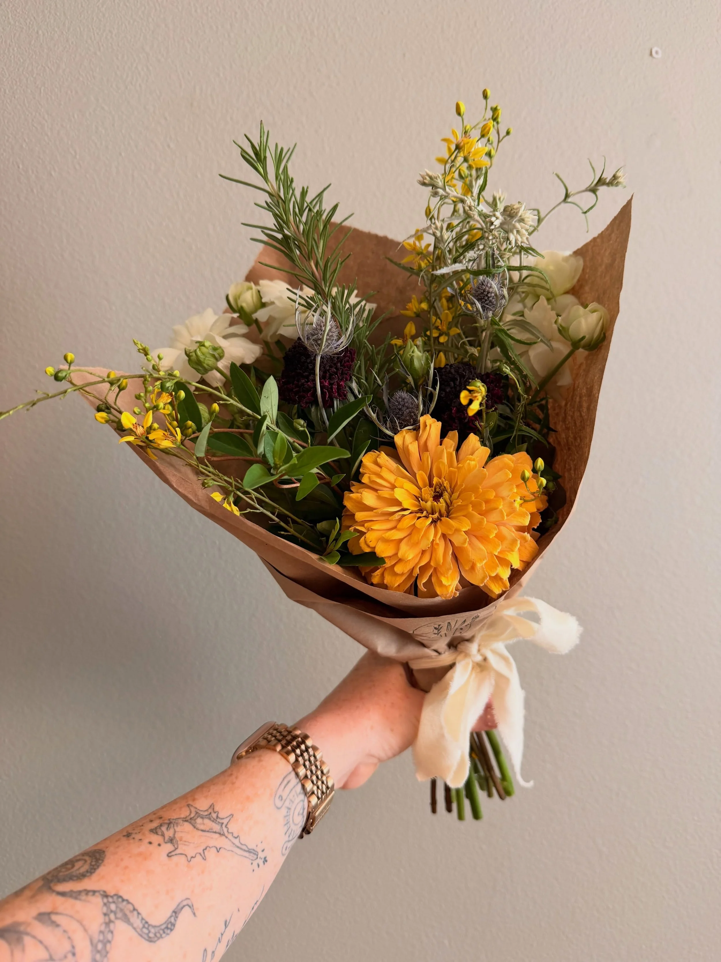 designed to go straight from wrap to vase ✿

each market bouquet is arranged in hand, so there&rsquo;s no trimming or rearranging needed. unwrap, place in your favorite vase + add water.

find fresh market bouquets this sunday at @thepalmpcb wellness