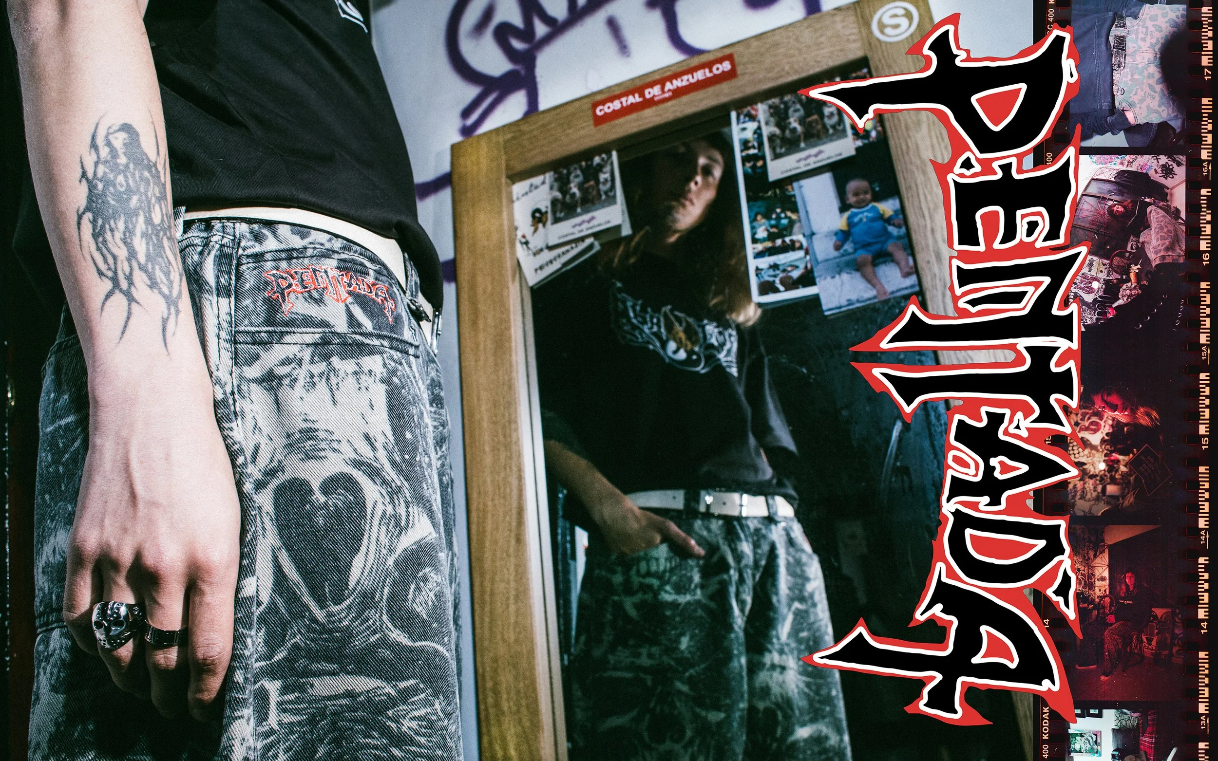 Persona con tatuaje en el brazo y pantalones de mezclilla con logo de Speed Metal en un entorno que parece un lugar con fotografías y un cartel que dice 'Costa de Anzuelos'.