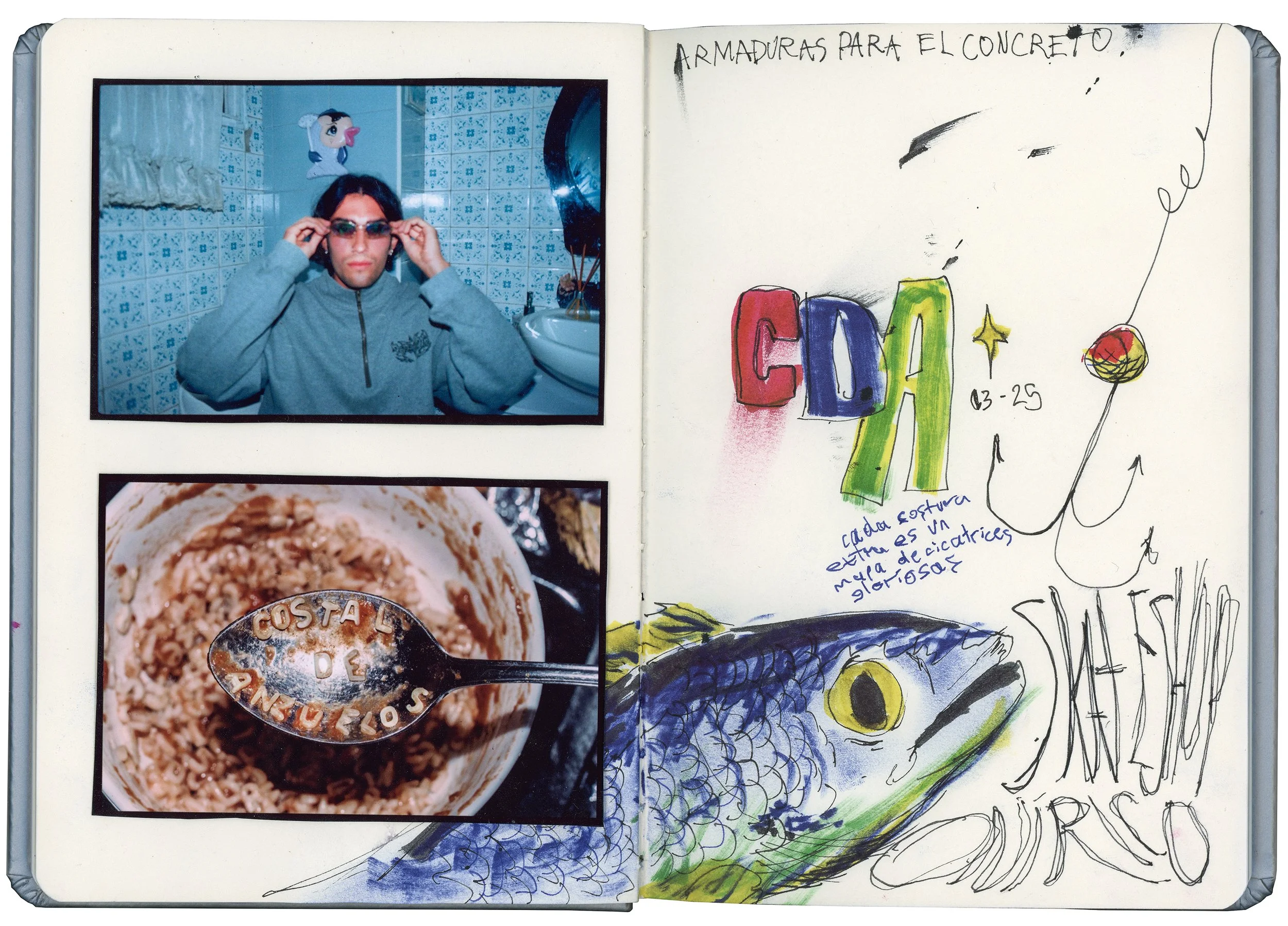 Página de un álbum con una foto de un hombre usando gafas de sol en un baño con azulejos azules y un dibujo infantil colorido de un ojo grande y un enorme espiral, junto con notas escritas y un dibujo de letras en colores y letras en la página derech