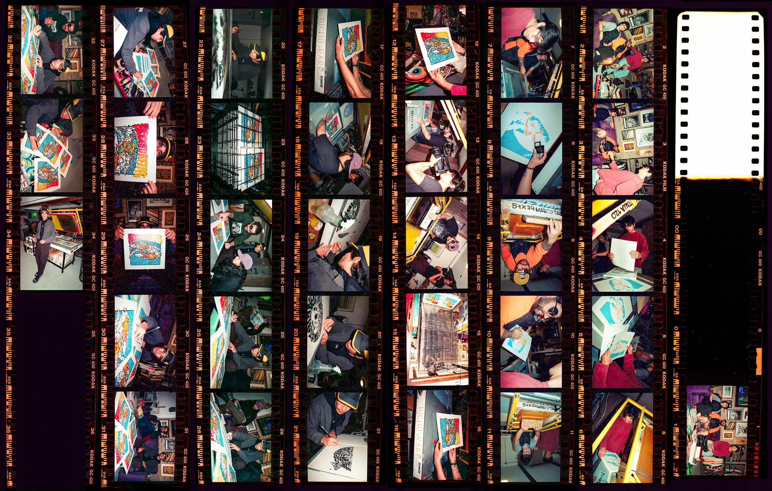 Imágenes de una exposición de arte donde varias personas observan y toman fotos de pinturas y obras de arte, en un espacio con paredes con cuadros y objetos decorativos.
