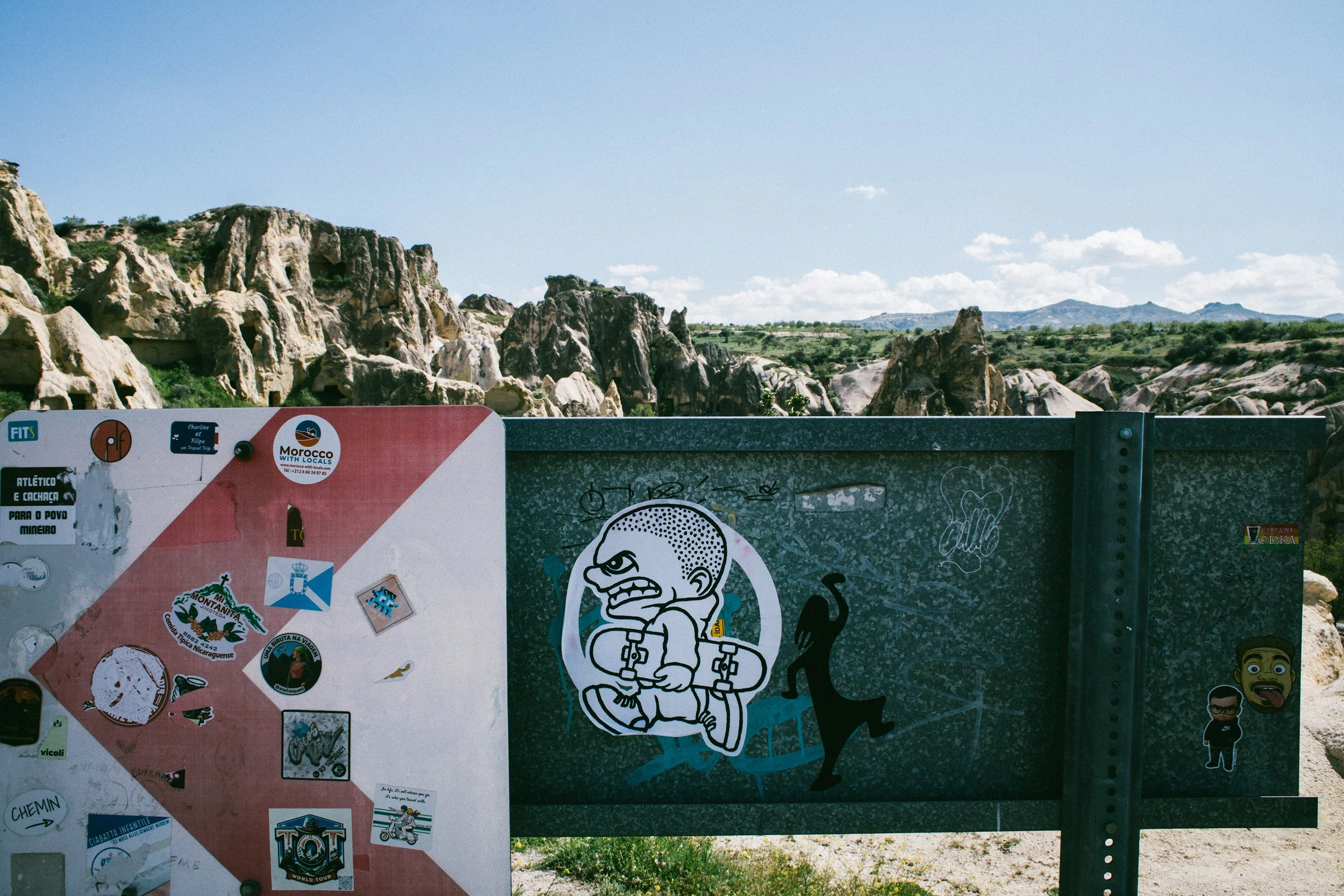 Paisaje de formaciones rocosas en un área rural con vegetación y un cielo despejado