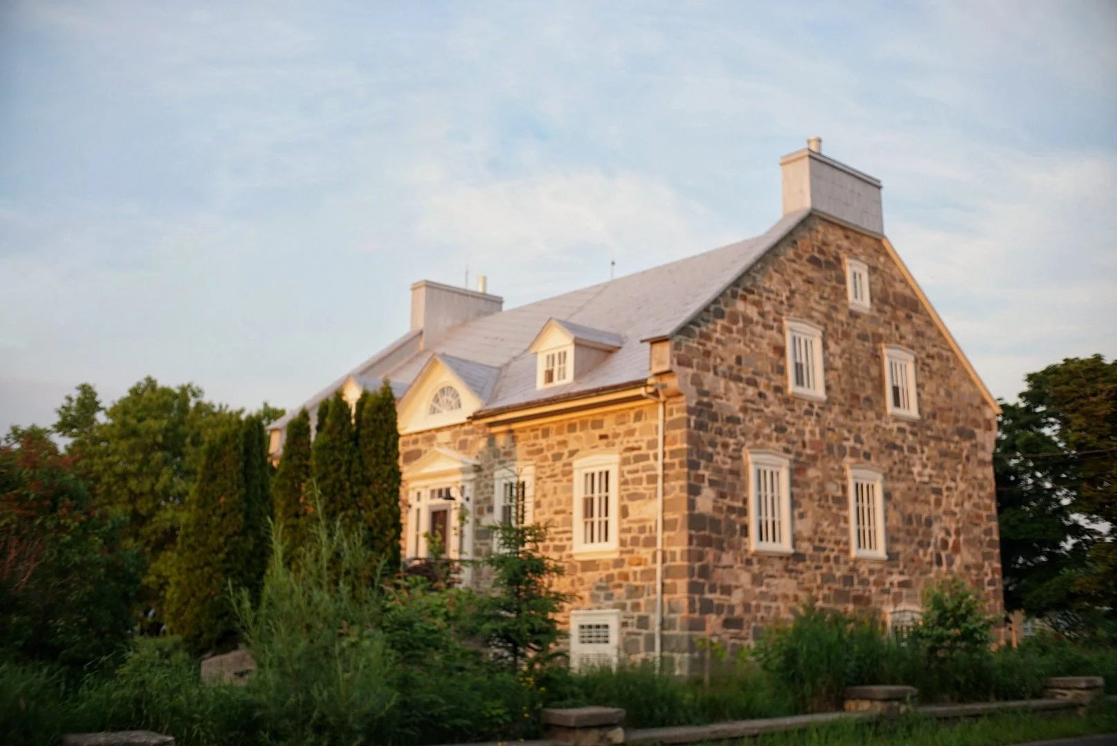 Patrimoine, 1836, histoire du québec, ancien presbytère de cacouna, maison de pierre des champs, village de cacouna, villégiature
