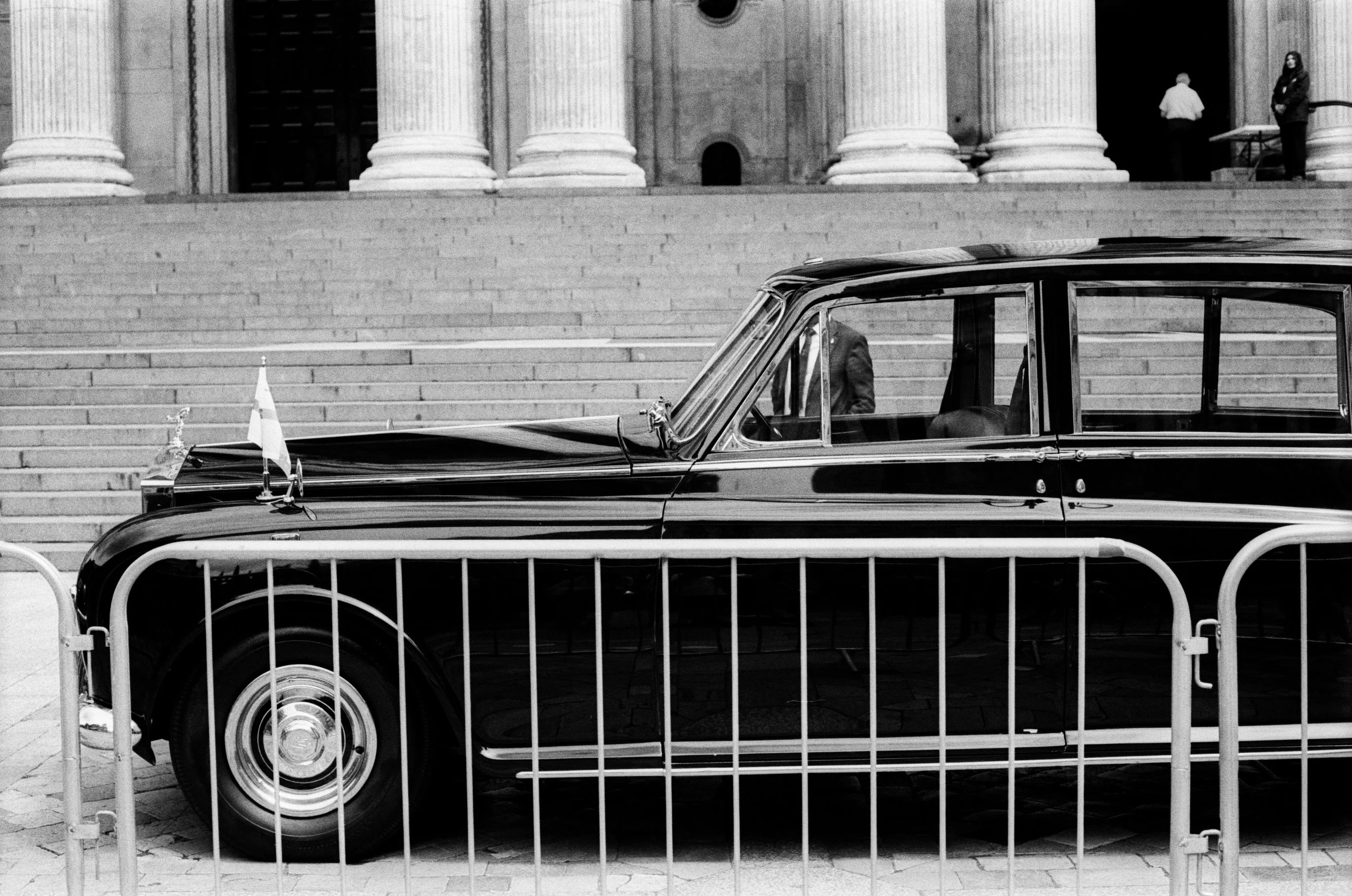 st-pauls-car-black-white-london.jpg