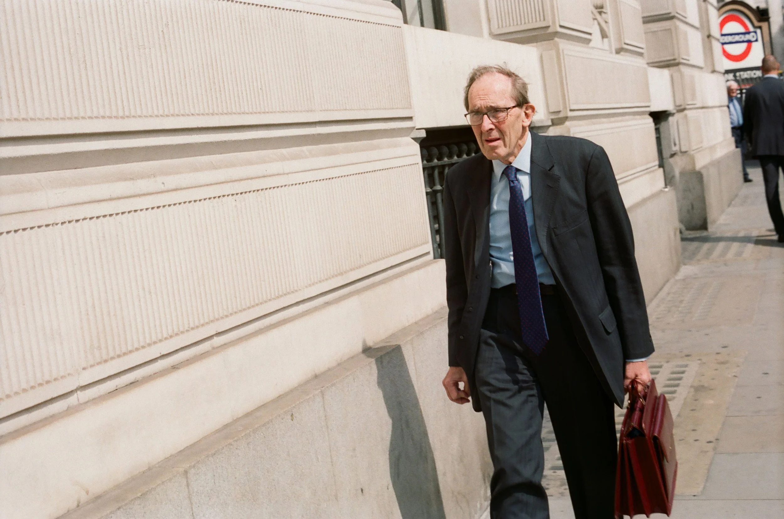 london-bank-worker.jpg