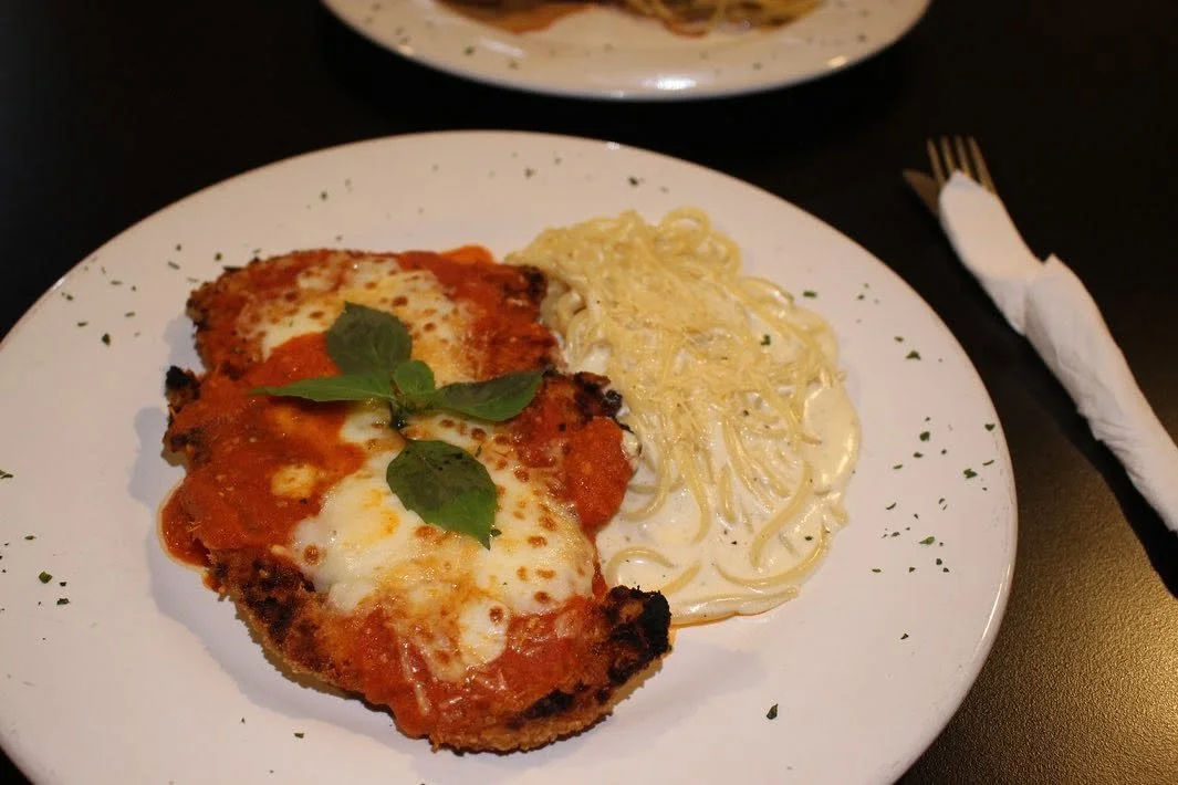 Pechuga de pollo a la parmesana con pasta en crema