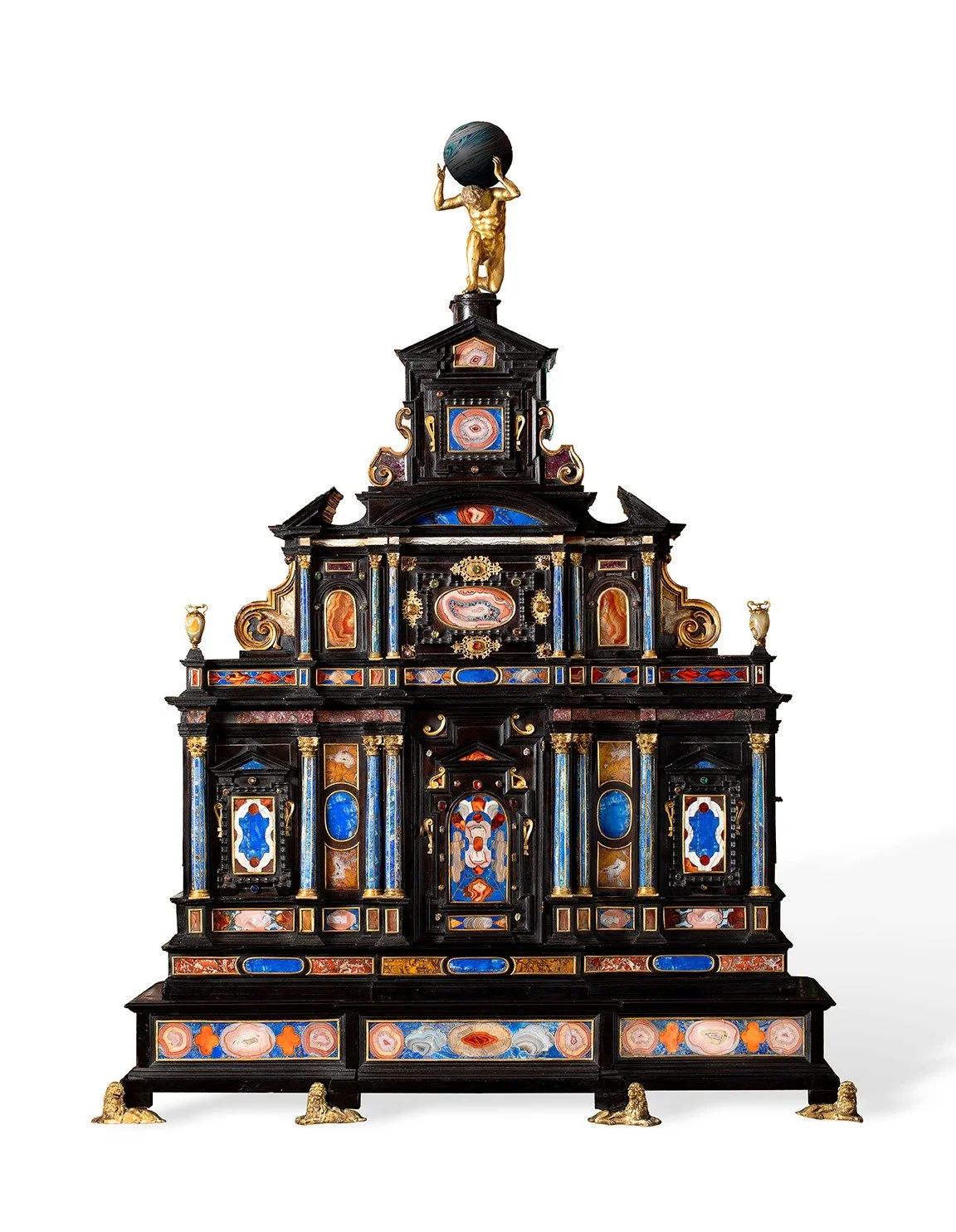 Stipo
Manifattura romana, inizi del XVII secolo
Legno impiallacciato di ebano con intarsi in pietre dure e applicazioni di bronzo cesellato e dorato.
Misure: cm 152 x 115 x 52

Lo stipo, interamente impiallacciato in ebano, si compone di un basamento