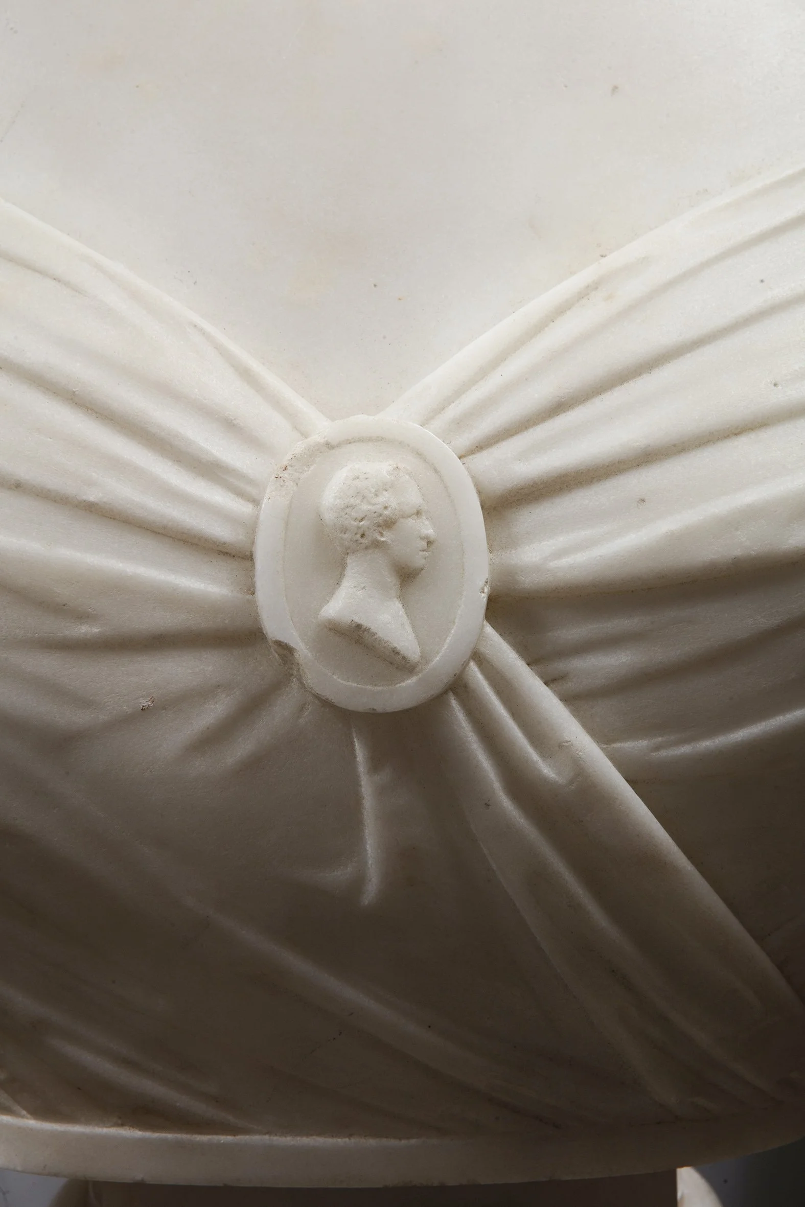 Dettaglio di una decorazione in rilievo su un busto di marmo