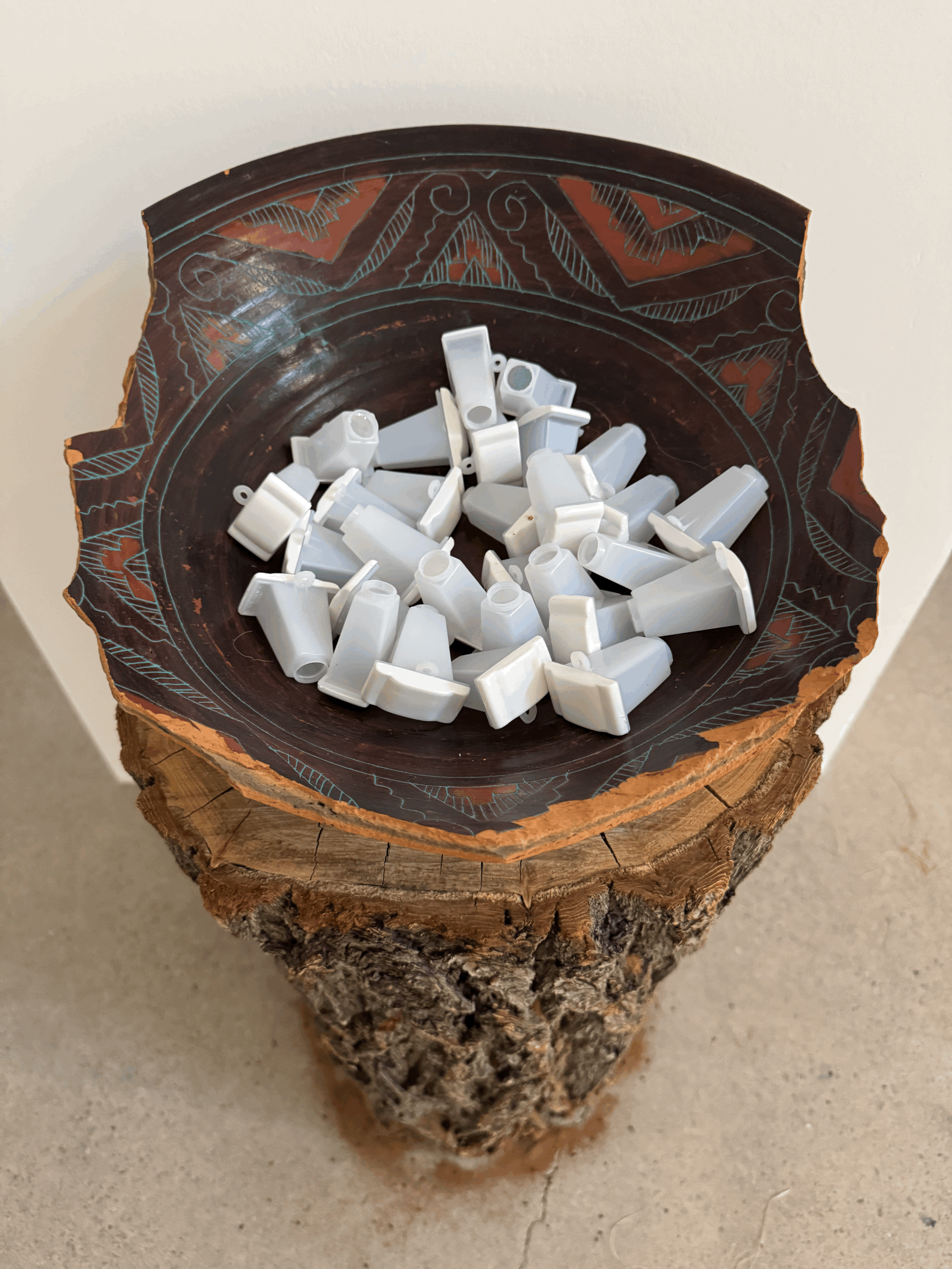 Miragens do Vermelho entre Cacos Coloniais (Mirages of Red Among Colonial Shards), 2026 Broken ceramic bowl, plastic viewing lenses, and digital prints