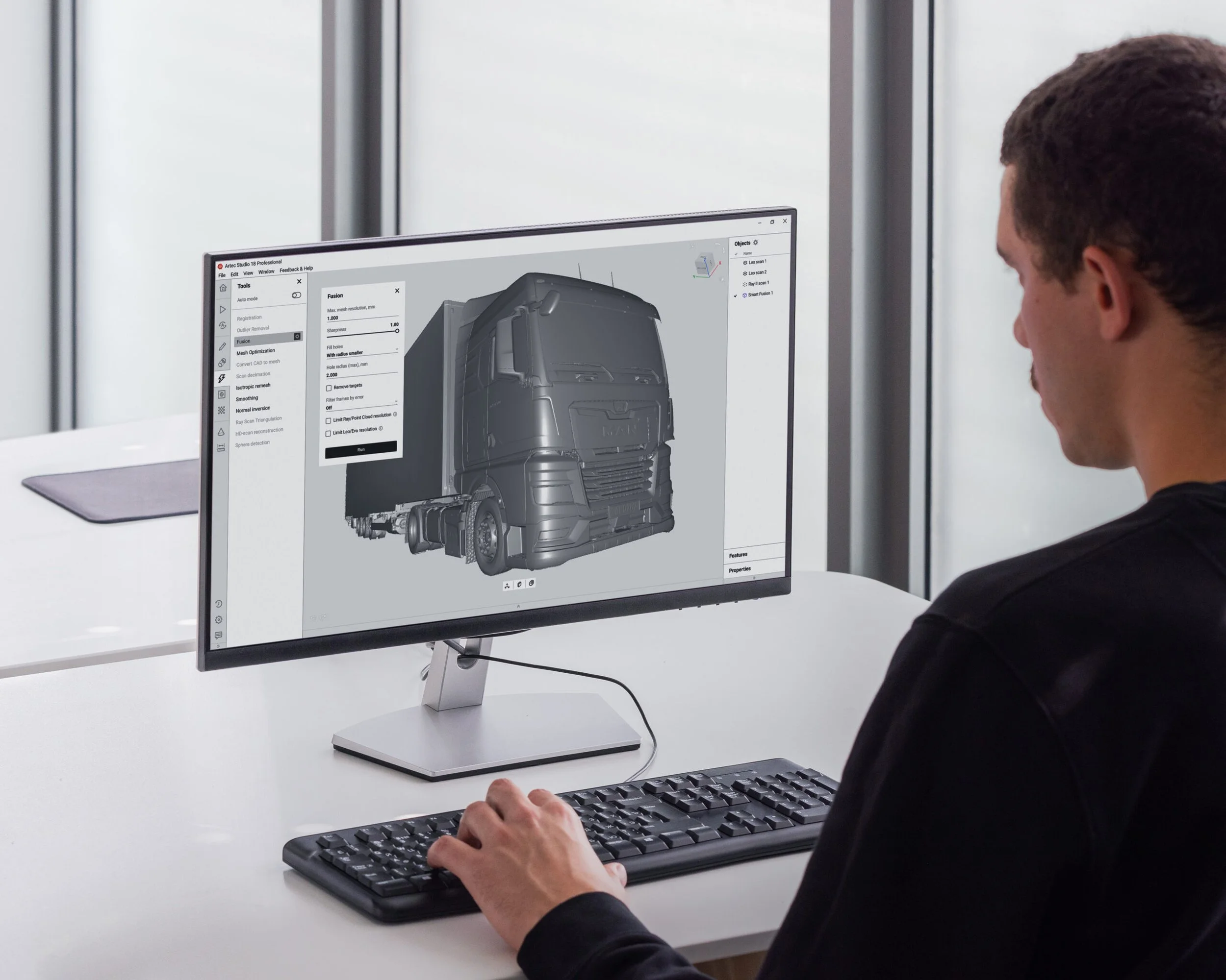 Person working at a computer with Artec Studio