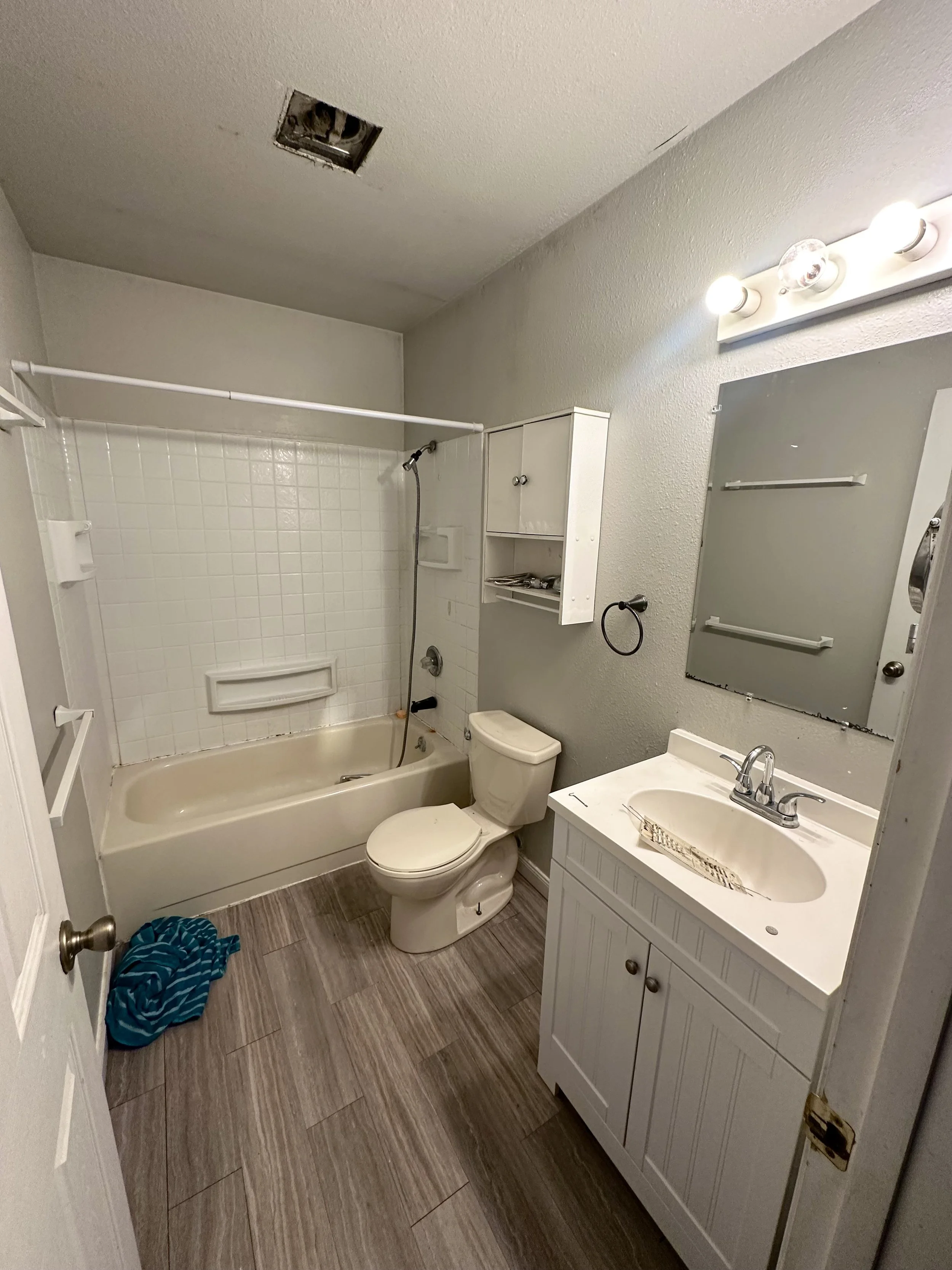 Apt 4 Bathroom- Before