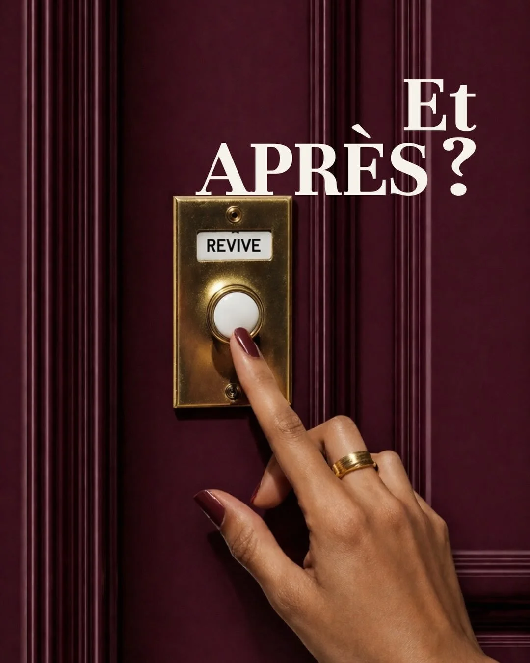 Une main appuie sur un bouton d'ascenseur avec un panneau indiquant "REVIVE" au-dessus, sur une porte en bois bordeaux