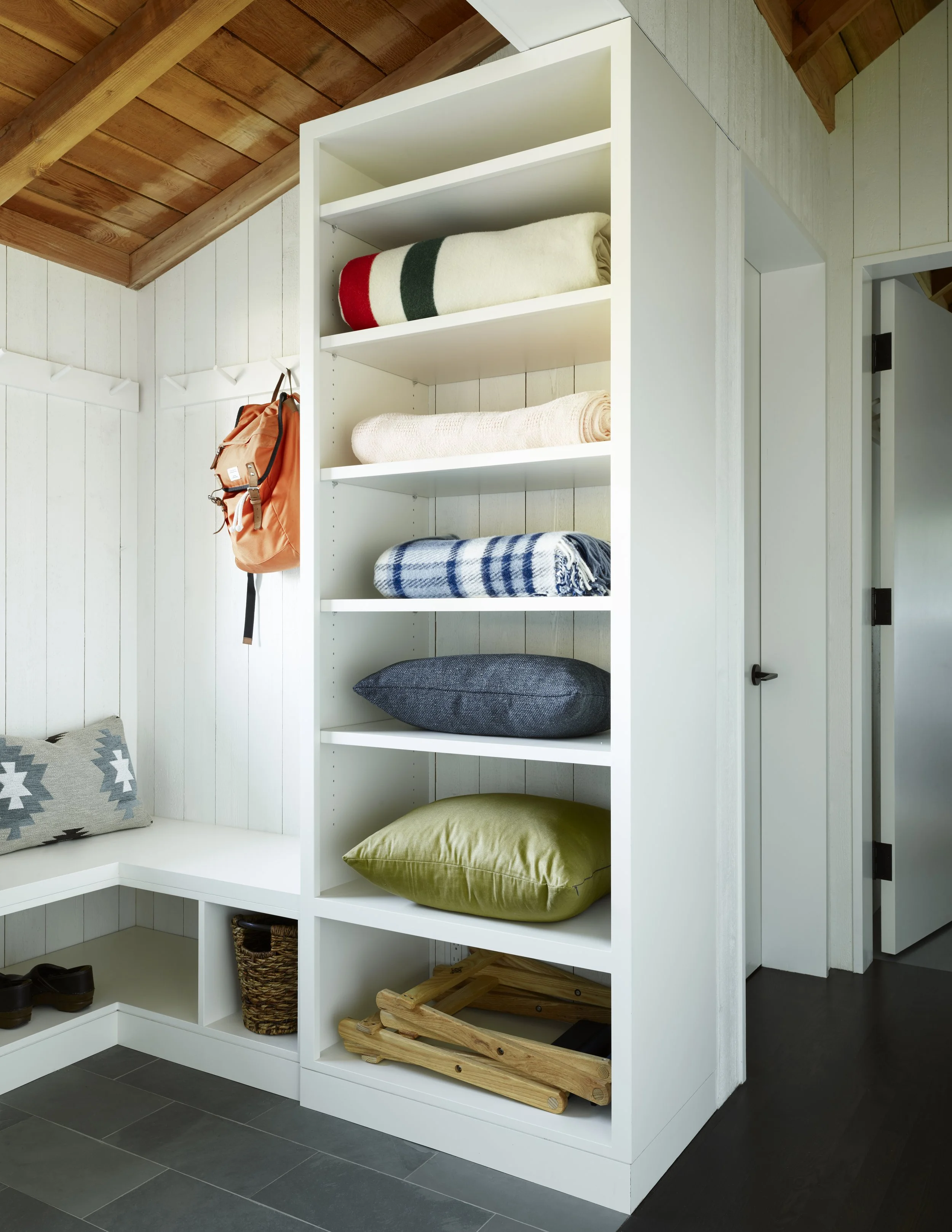 HydeEvansDesign_InteriorDesignSeattle_LopezCabins_Mudroom.jpg