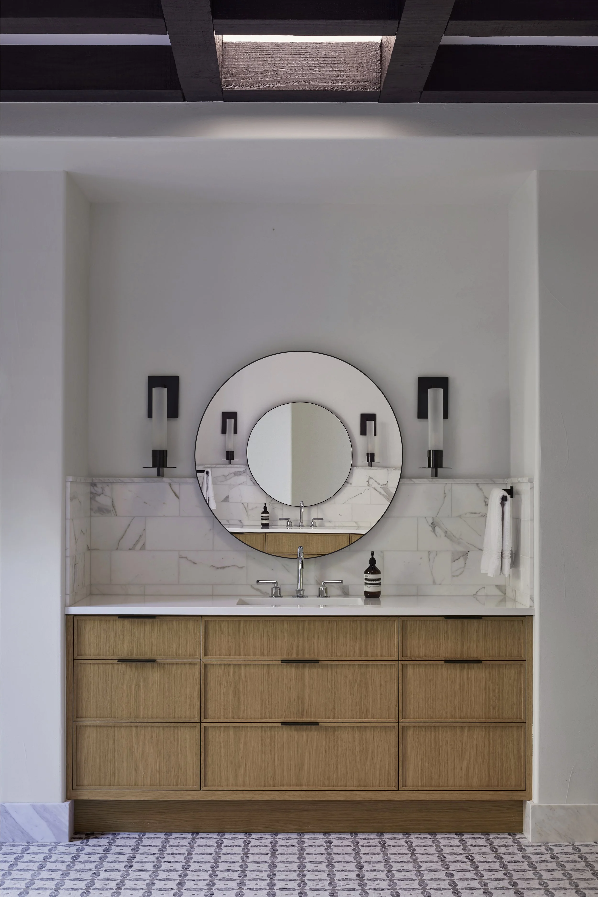 hyde-evans-design_desert-residence_primary-bathroom_modern-contemporary_interior-design_seattle_la-quinta_palm-springs4.jpg
