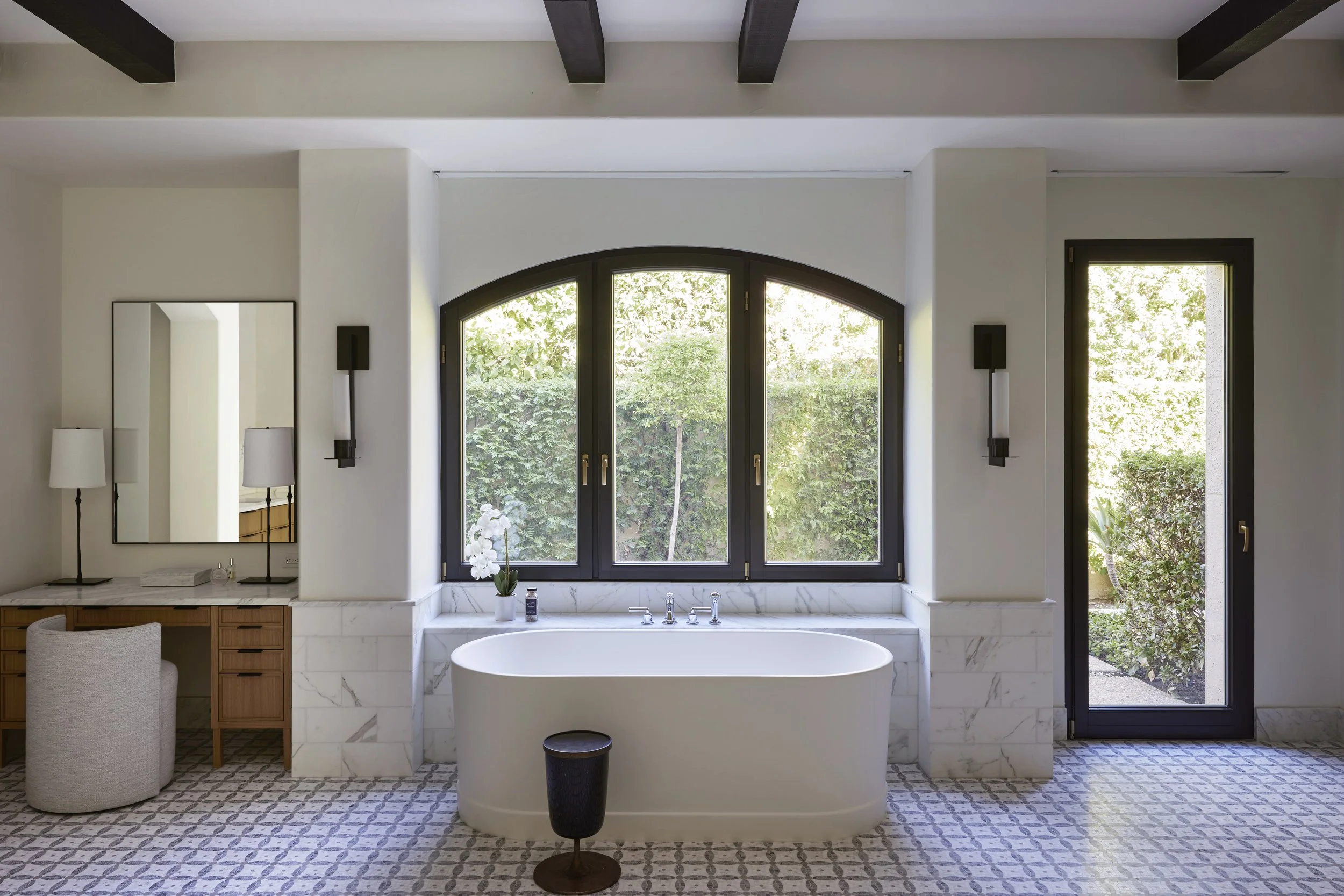hyde-evans-design_desert-residence_primary-bathroom-tub_modern-contemporary_interior-design_seattle_la-quinta_palm-springs.jpg