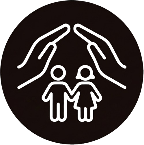 Ícone de duas mãos protegendo um casal de crianças, simbolizando proteção e cuidado.